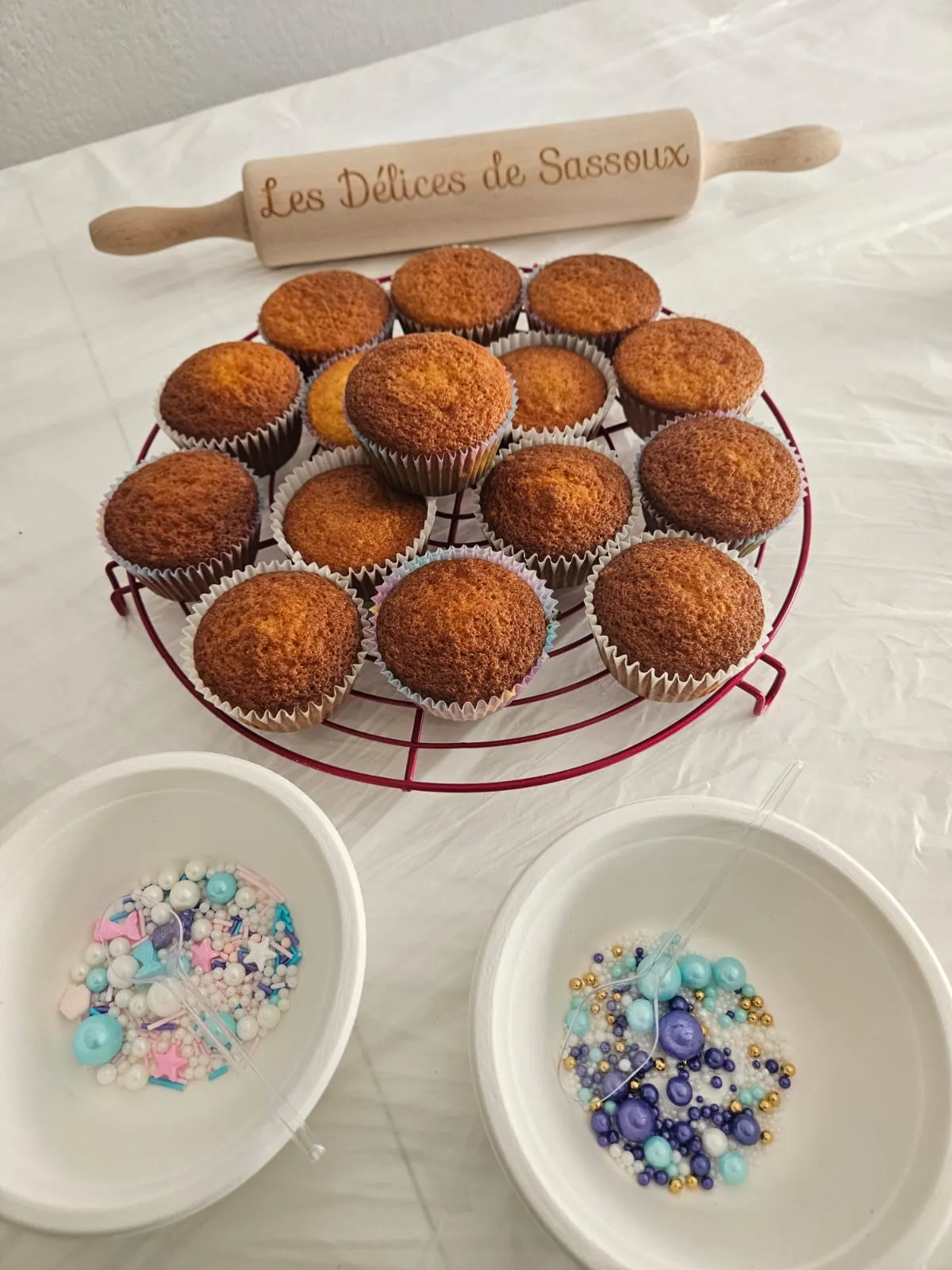 Muffins tout juste sortis du four, prêts à être décorés avec perles et sprinkles