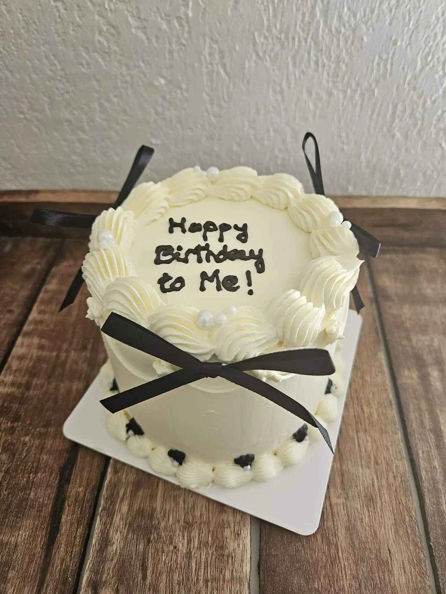 Bento cake blanc, inscription "Happy Birthday to Me!" et nœud noir