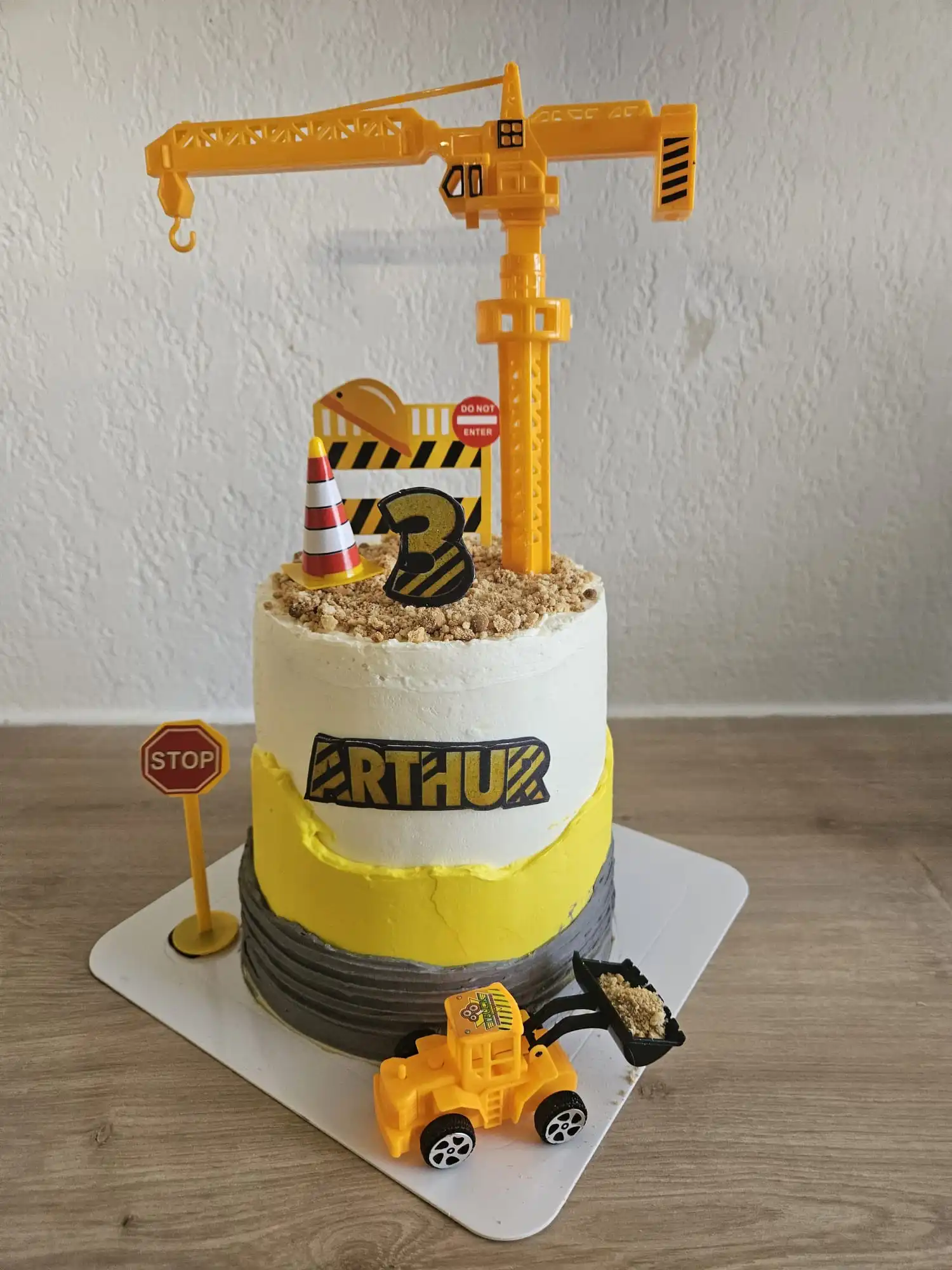 Bento cake thème chantier avec grue et panneaux miniatures