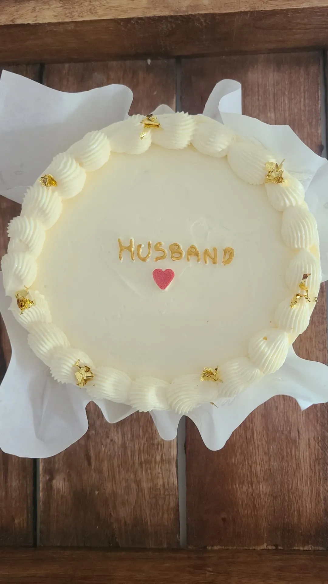 Bento cake blanc à pois dorés, inscription "Husband" et cœur rouge