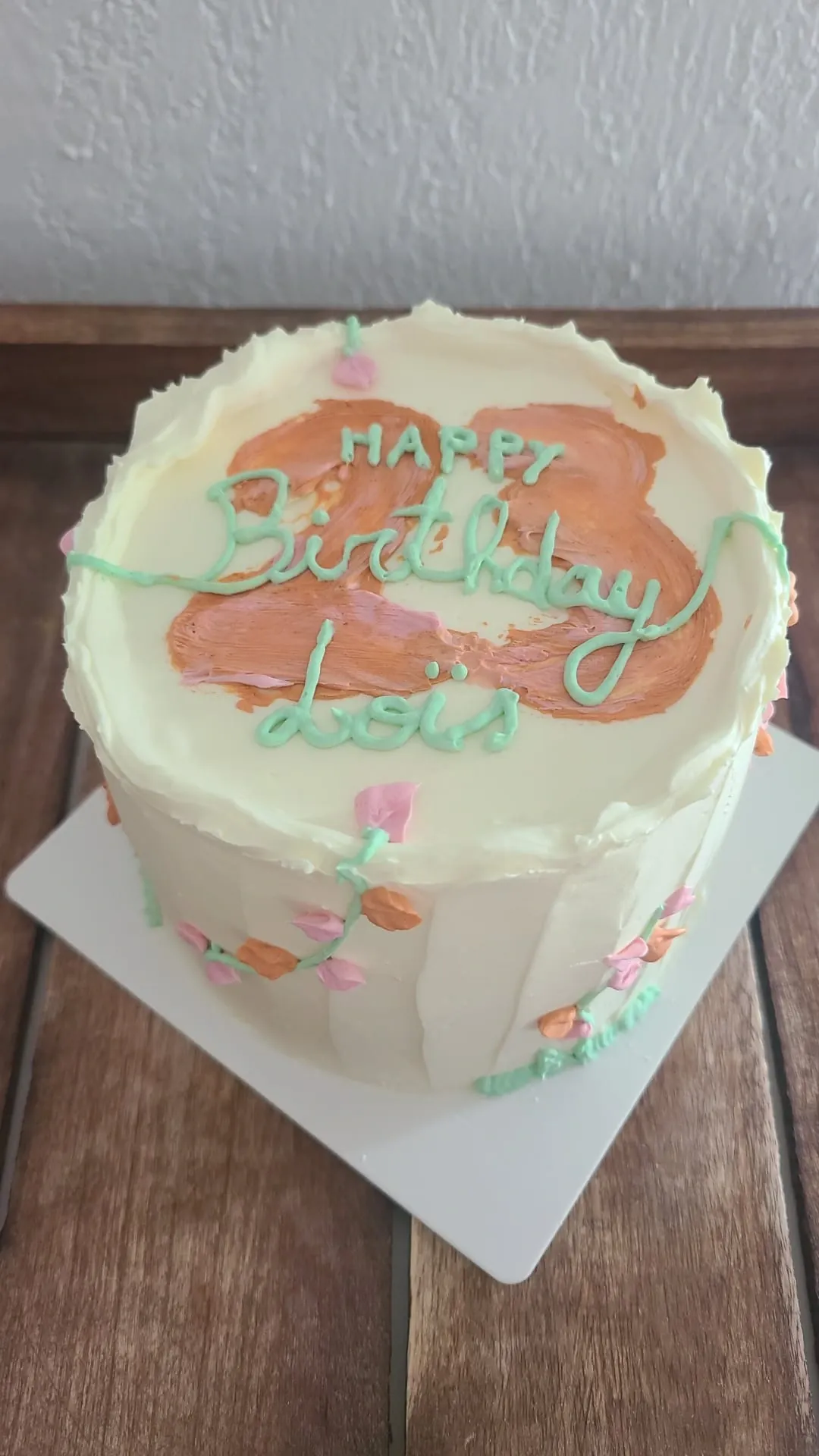 Bento cake orange et blanc, inscription "Happy Birthday", bordure de fleurs