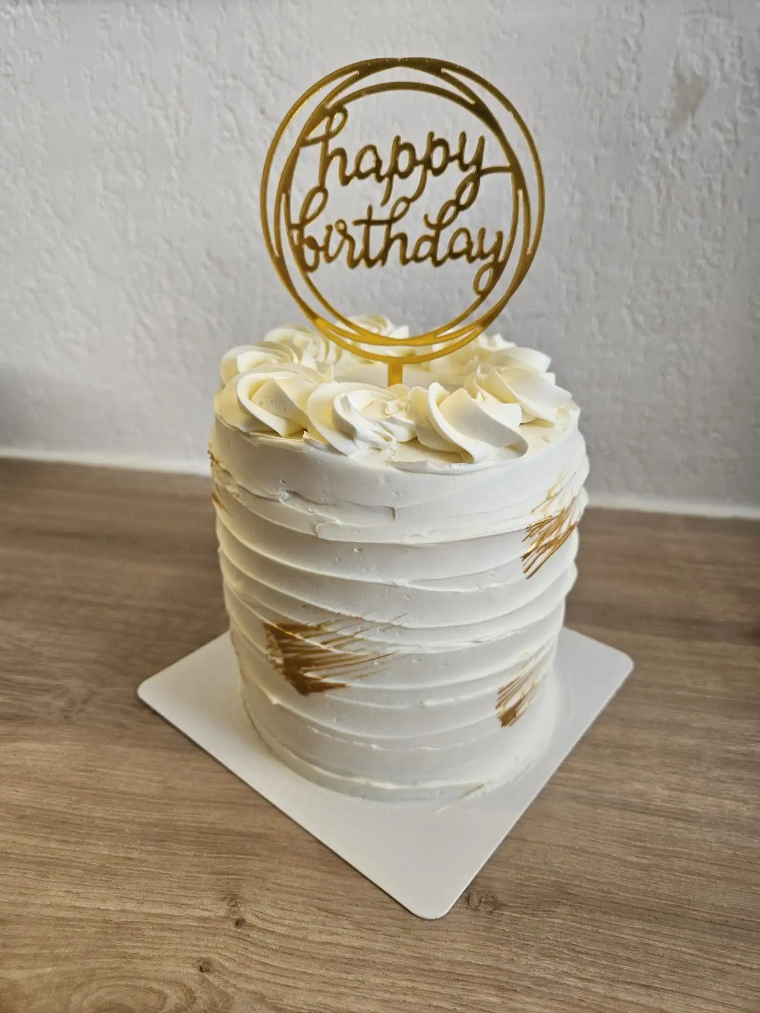 Bento cake blanc avec topper doré "Happy Birthday"