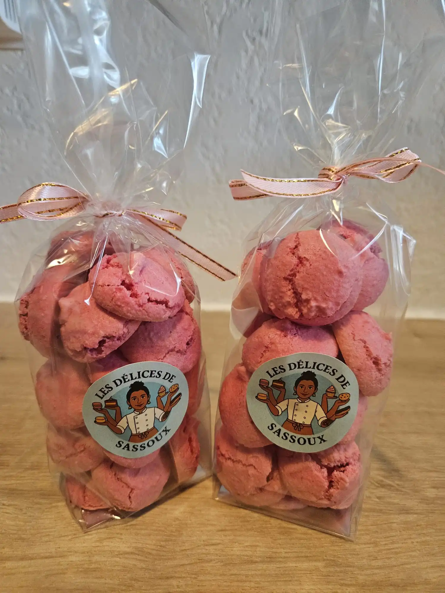 Biscuits secs roses emballés, étiquette Les Délices de Sassoux