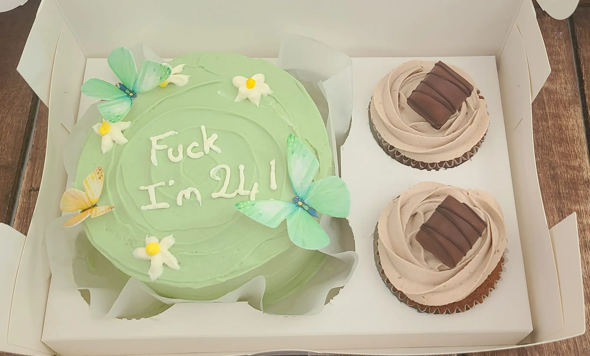 Coffret gourmand : bento cake vert "Fuck I'm 24!" et cupcakes