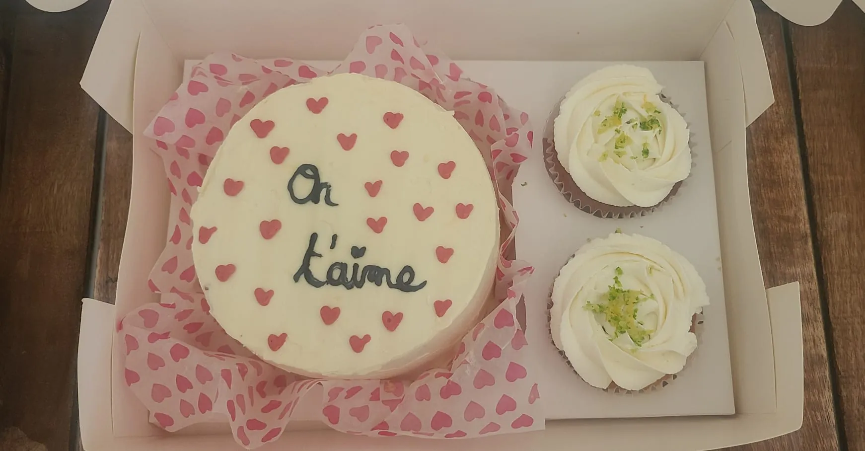 Coffret gourmand : bento cake blanc à cœurs roses "On t'aime" et cupcakes
