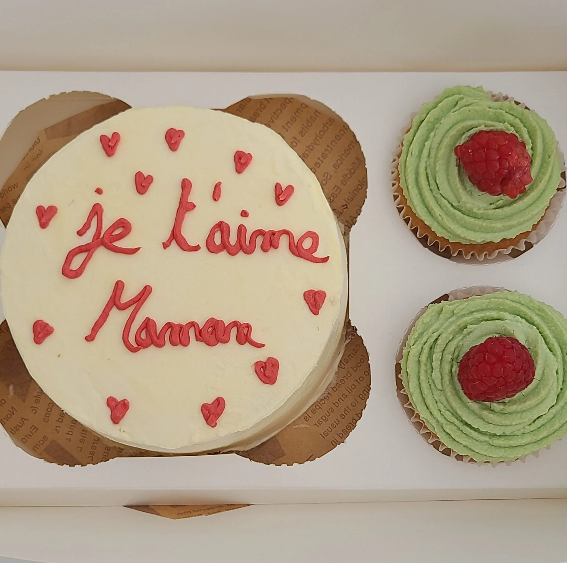 Coffret gourmand : bento cake "Je t'aime Maman" à cœurs rouges et cupcakes