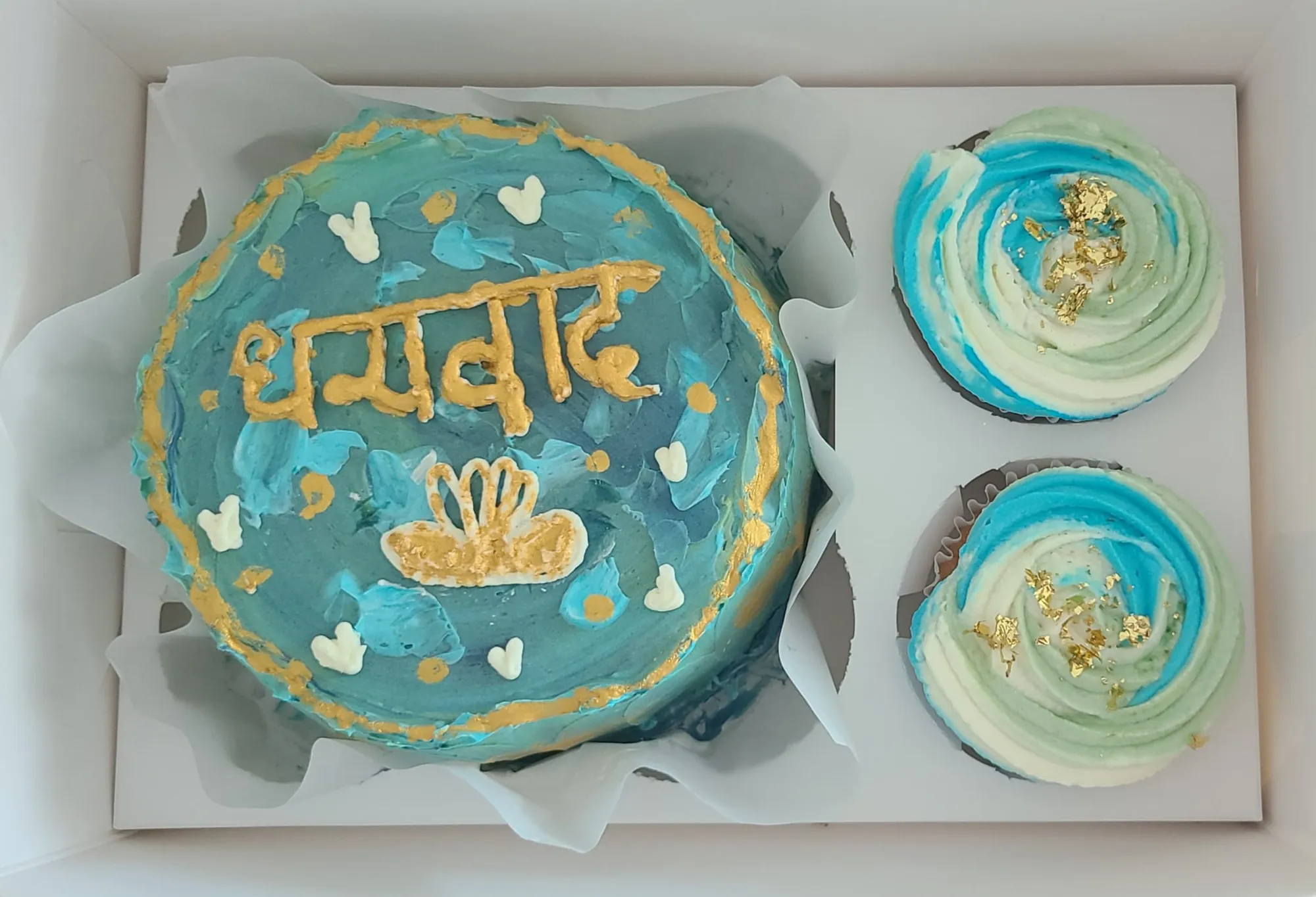 Coffret gourmand : bento cake bleu avec message doré et cupcakes
