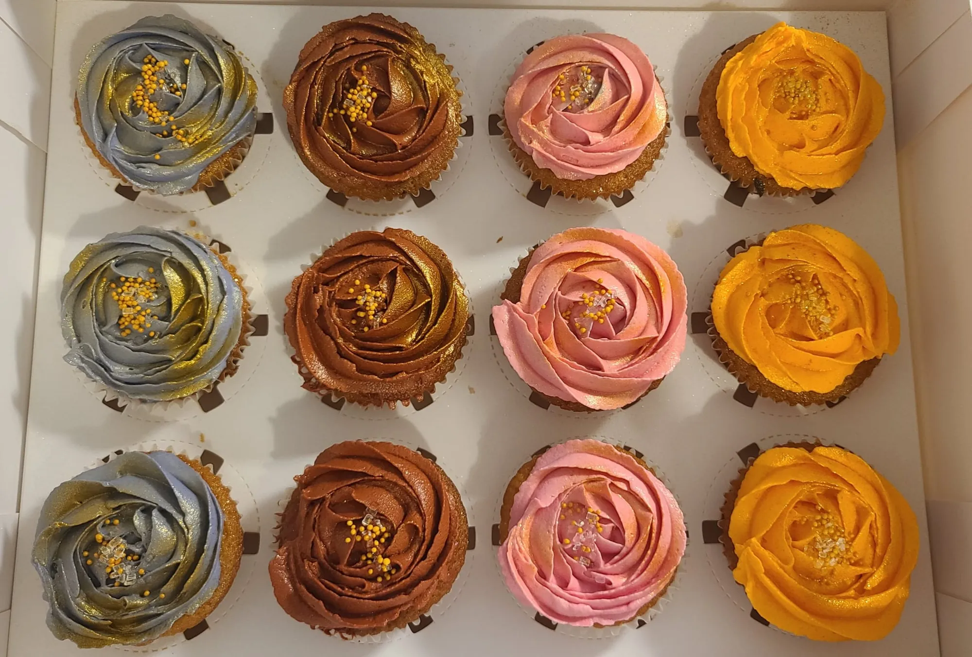 Cupcakes en spirale dégradé brun, orange et rose avec feuille d'or