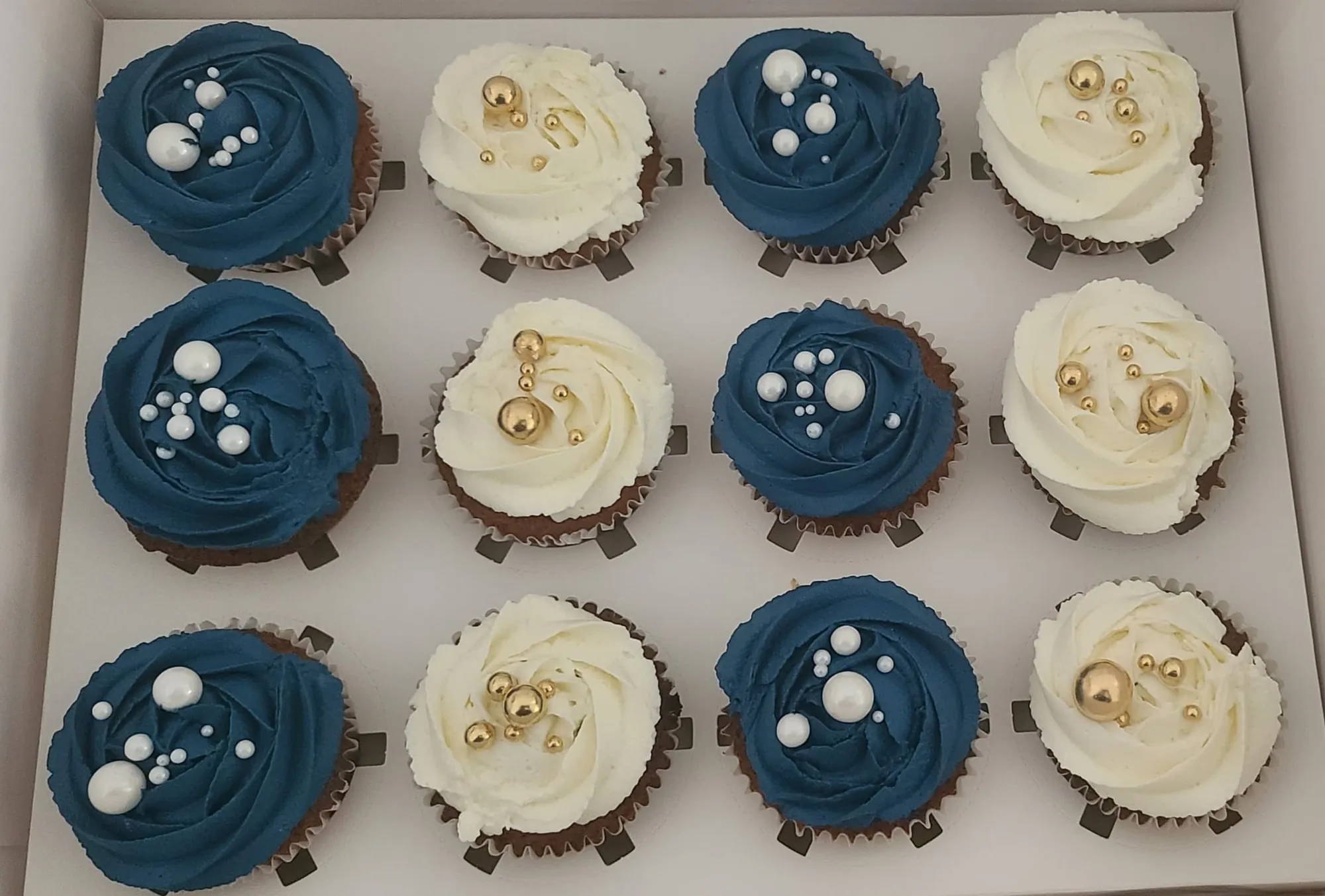 Cupcakes en spirale bleu marine et blanc avec perles dorées