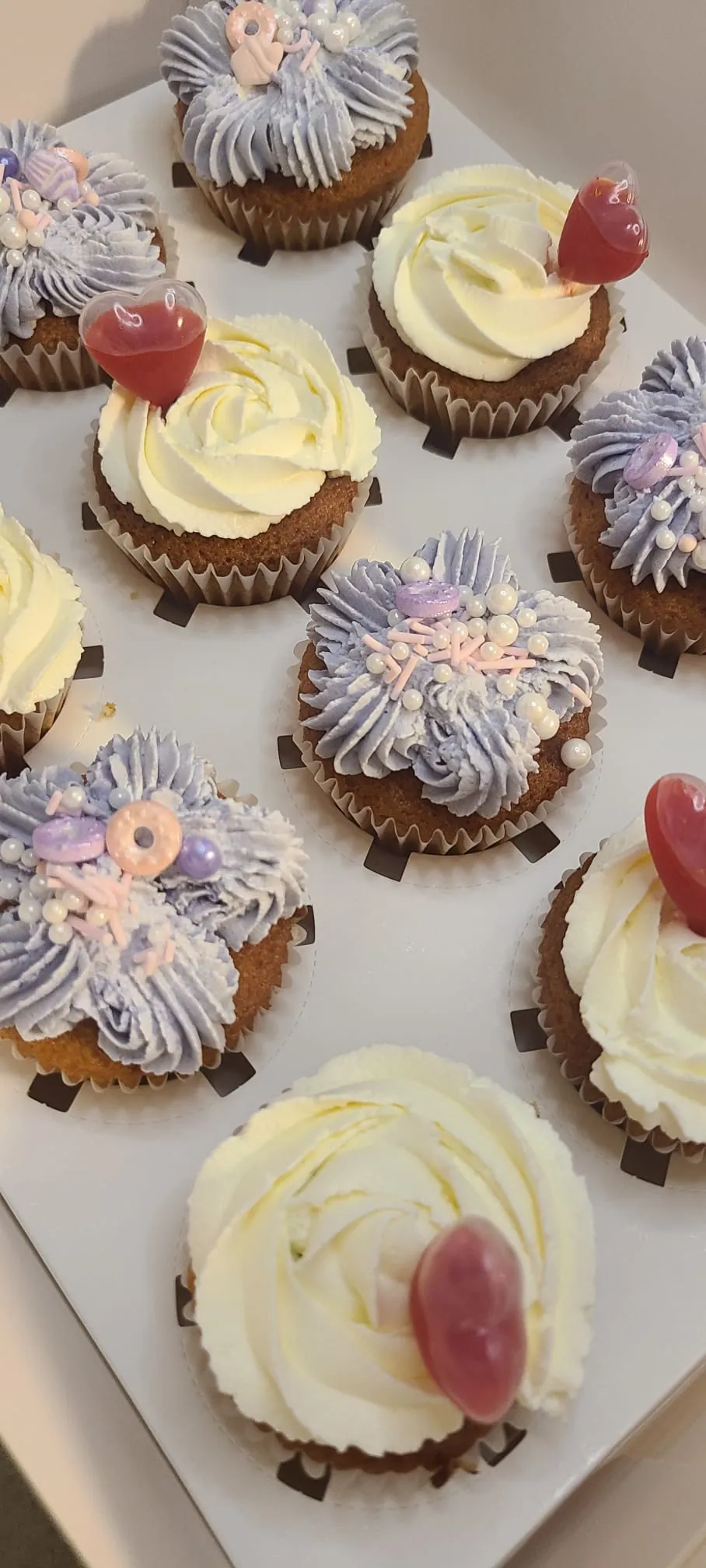 Cupcakes ivoire et lavande avec décor floral pastel