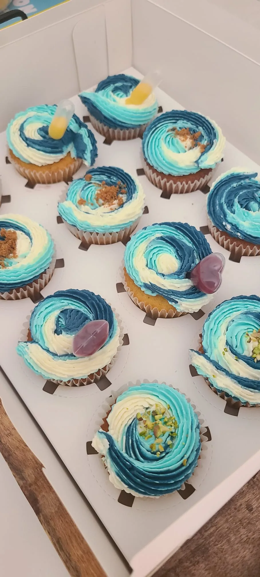 Cupcakes en spirale turquoise avec décor en forme de cœur