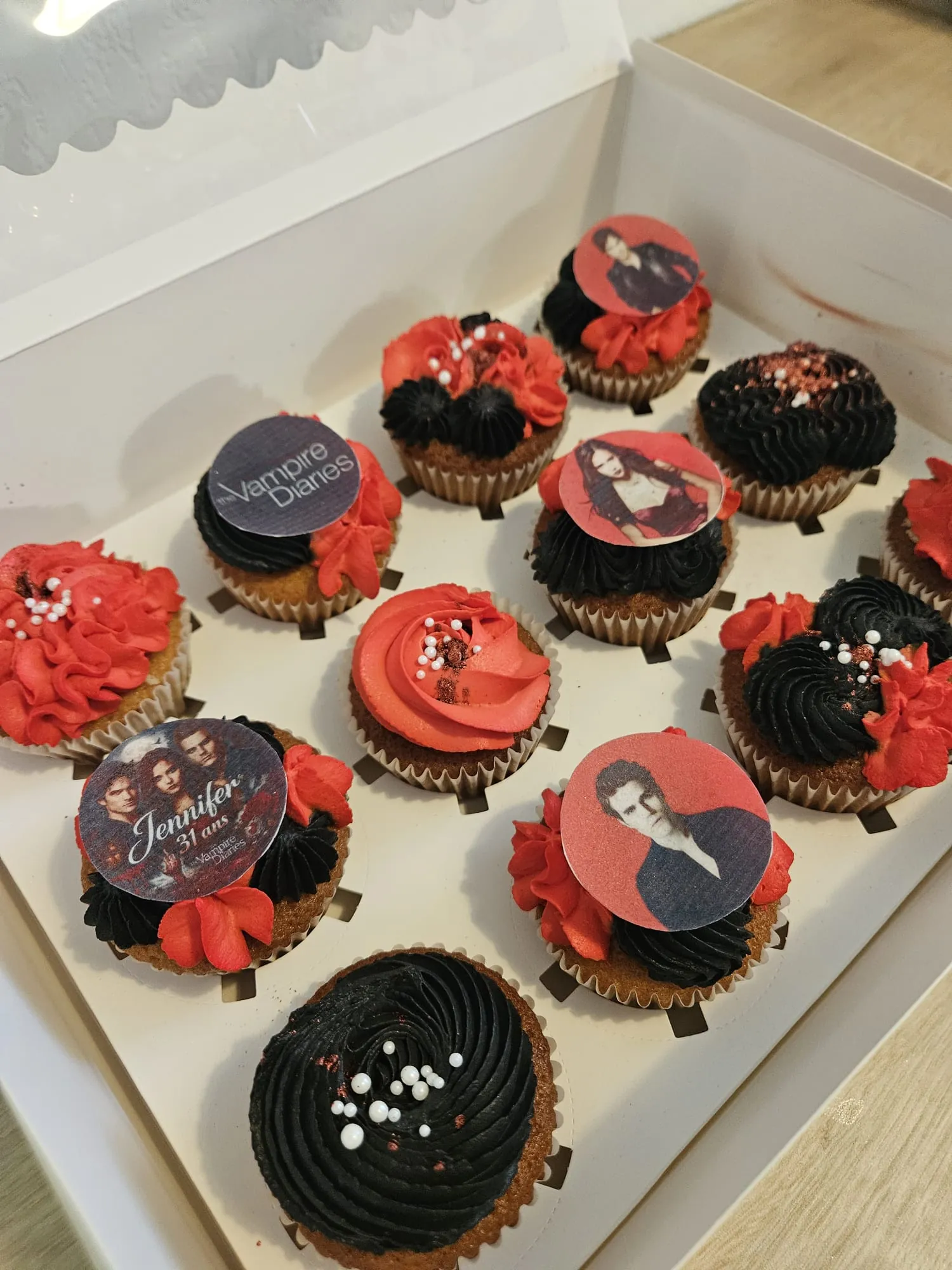 Cupcakes noir et rouge avec photo comestible imprimée