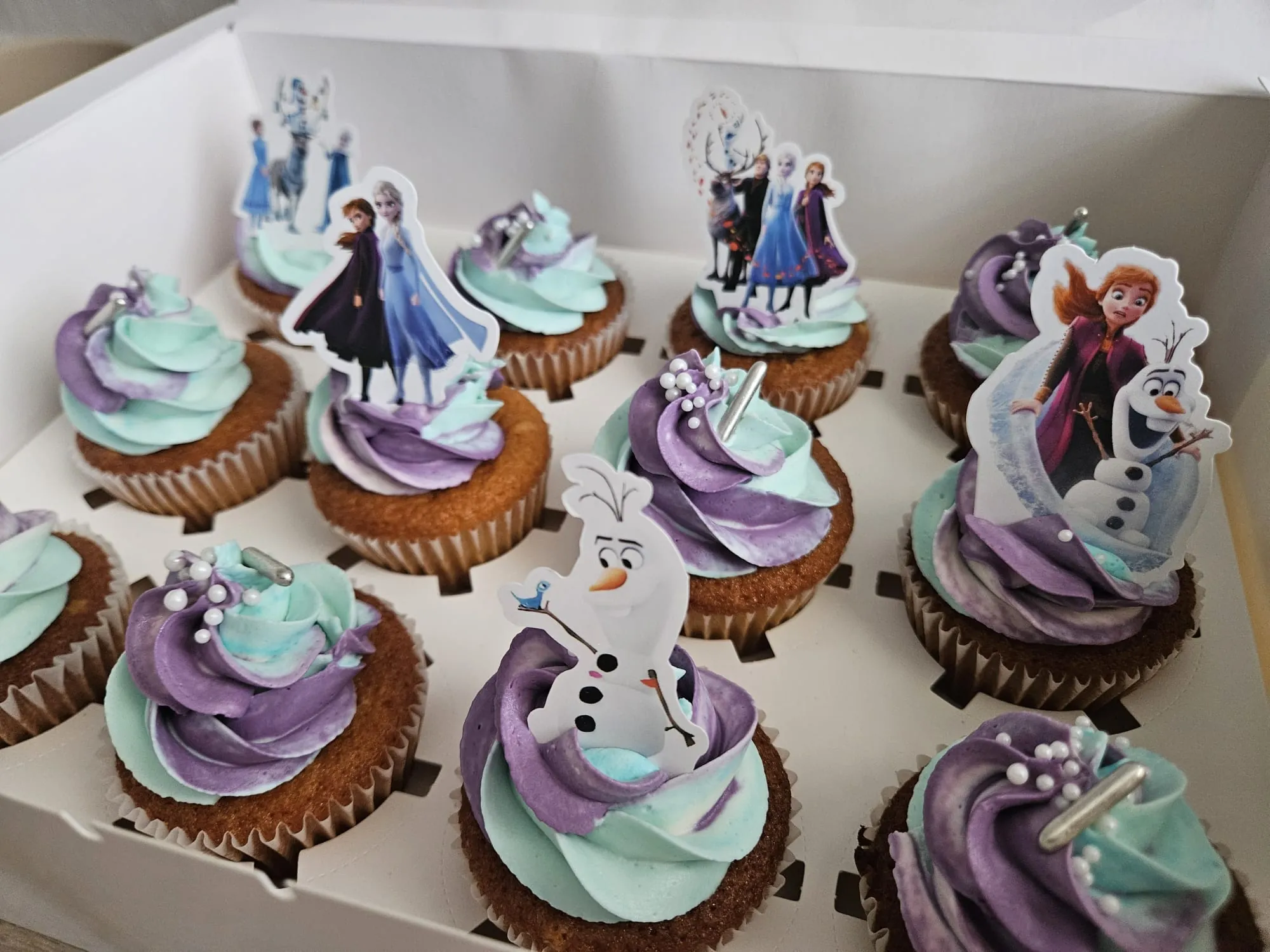 Cupcakes thème La Reine des Neiges, décors Elsa, Anna et Olaf