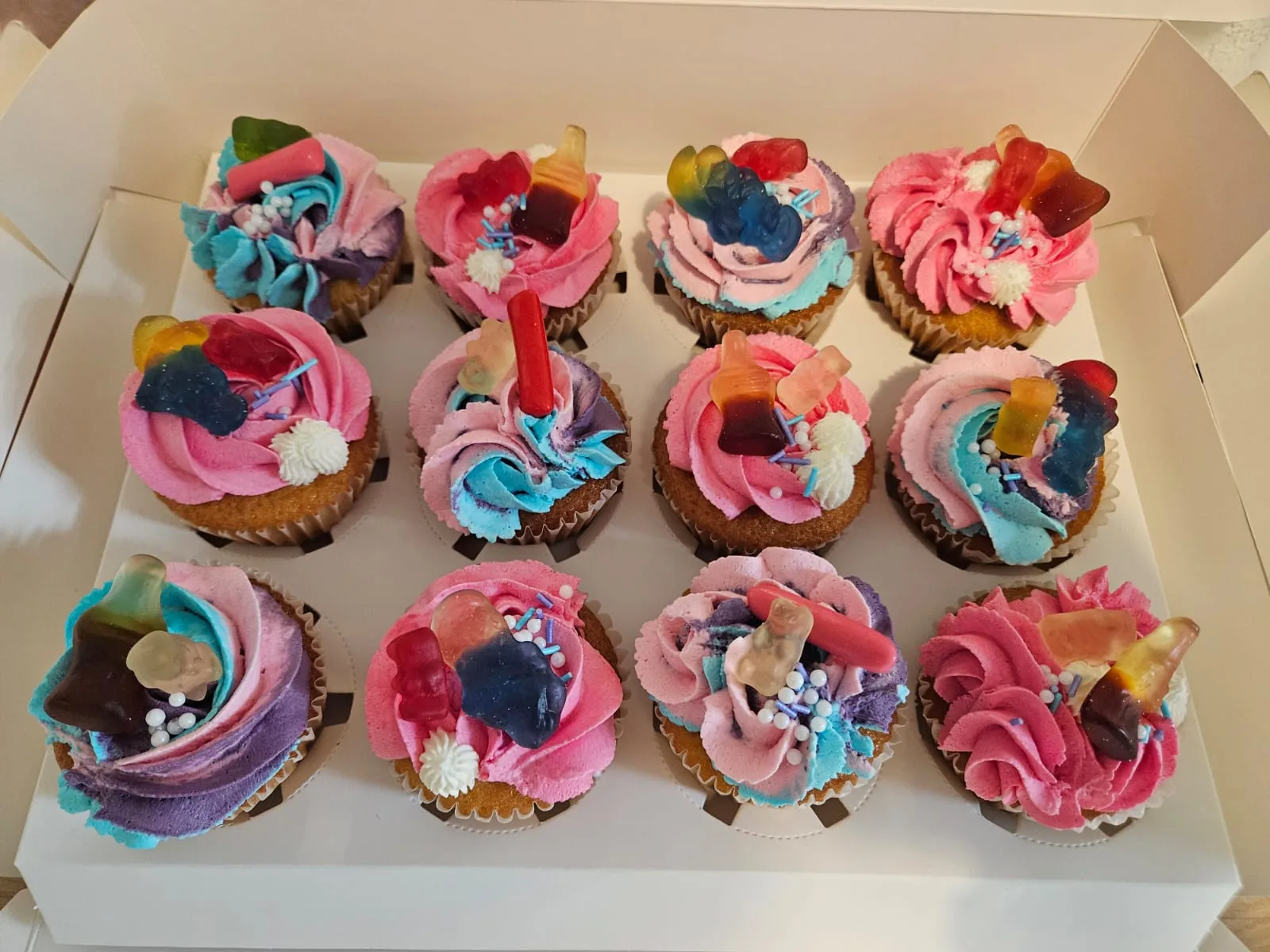Cupcakes en spirale rose et turquoise avec décors colorés