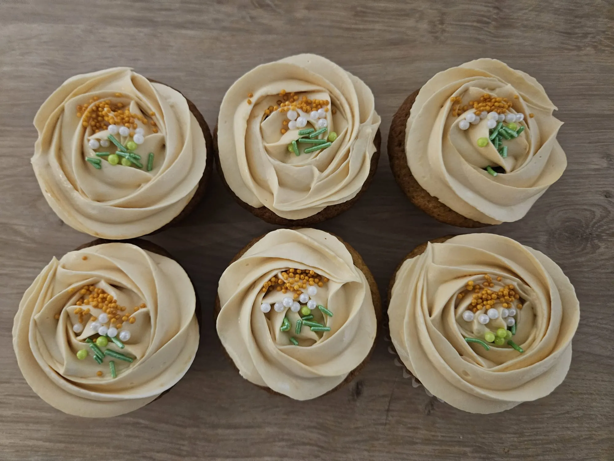 Cupcakes en spirale ivoire avec feuille d'or et petites fleurs