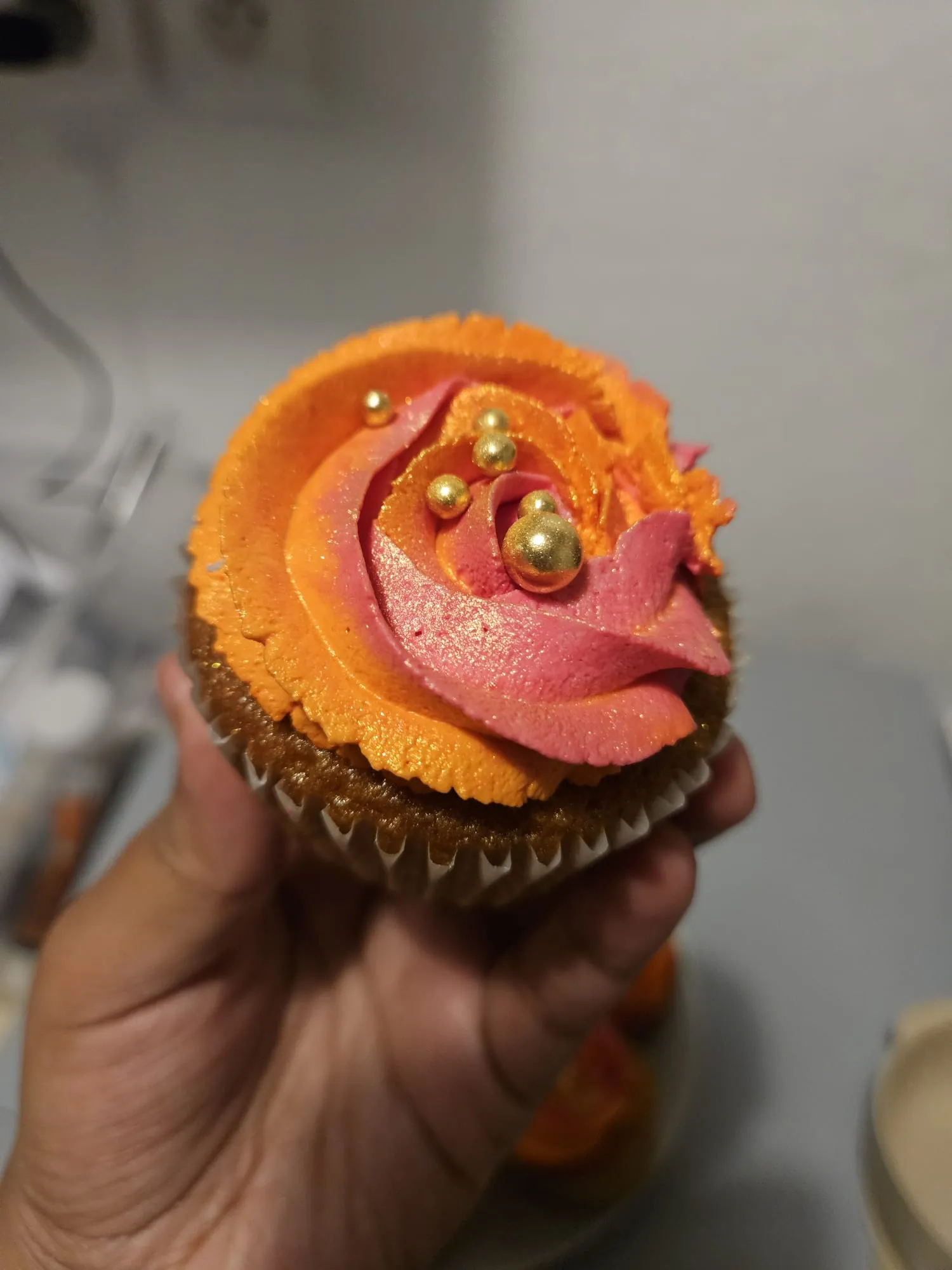 Cupcake en spirale orange et rose avec perles dorées
