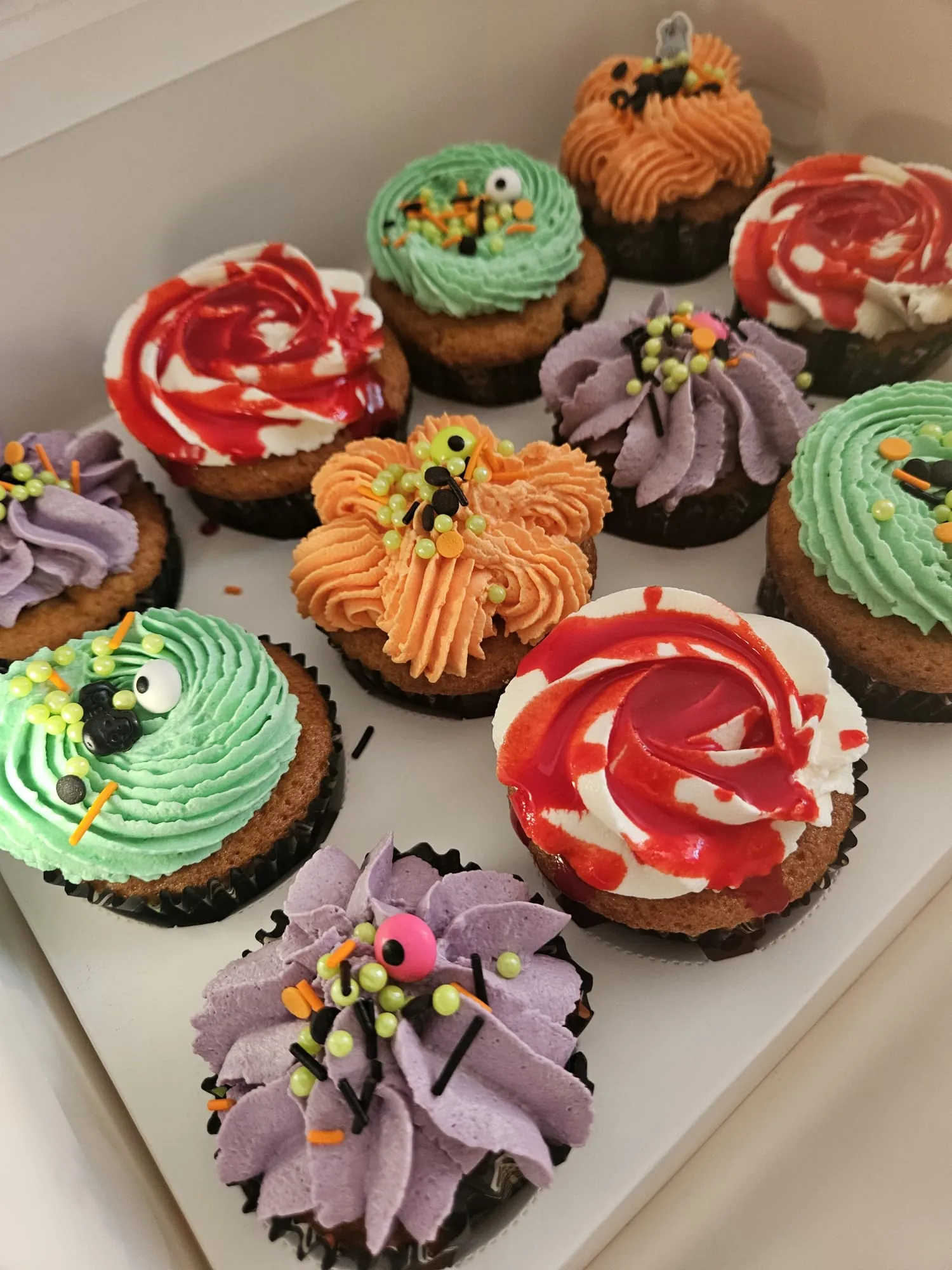 Cupcakes d'Halloween, spirales rouge et vert avec décors chauve-souris et araignée