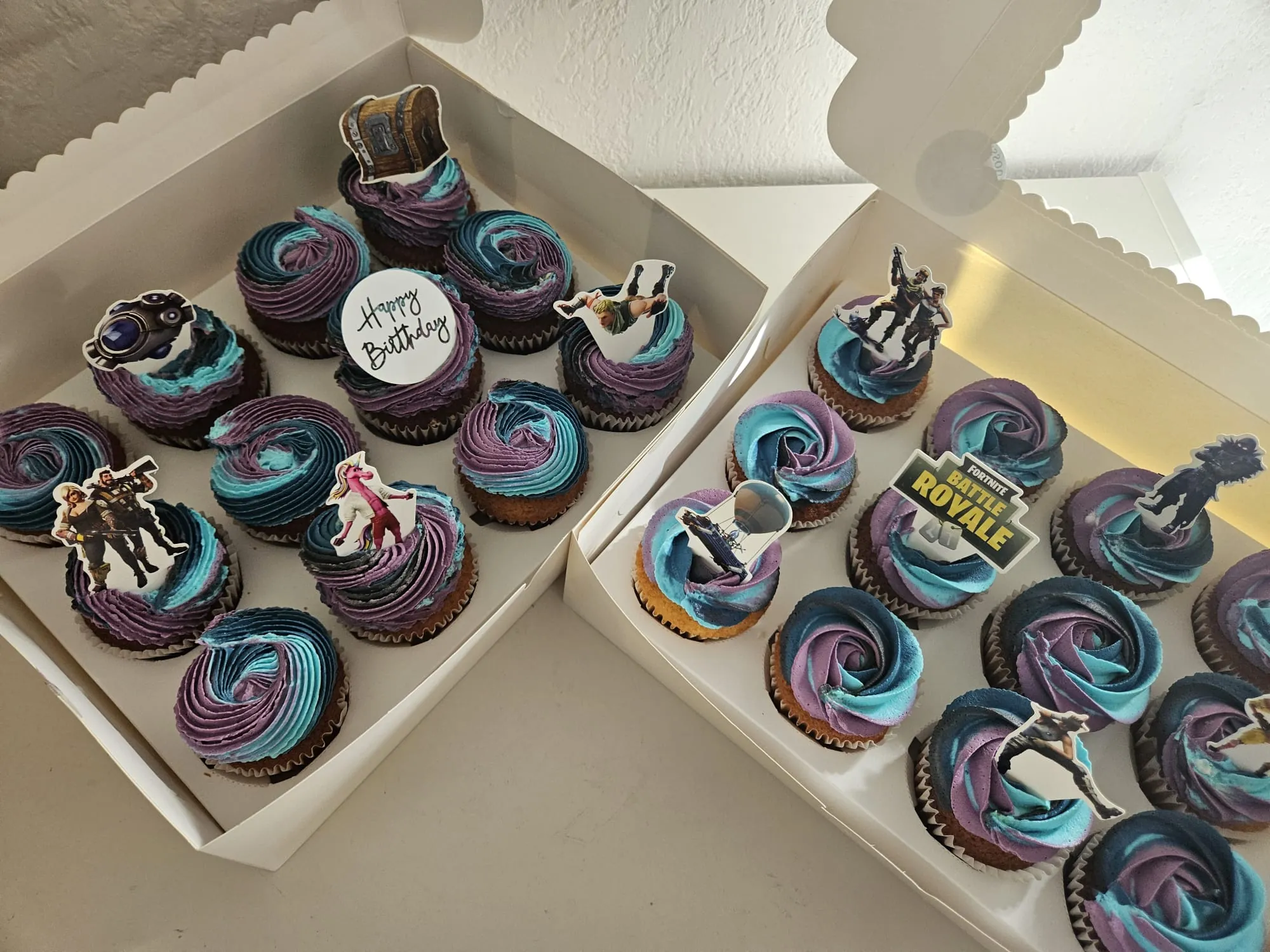 Coffret de cupcakes effet galaxie bleu et violet, topper "Happy Birthday"