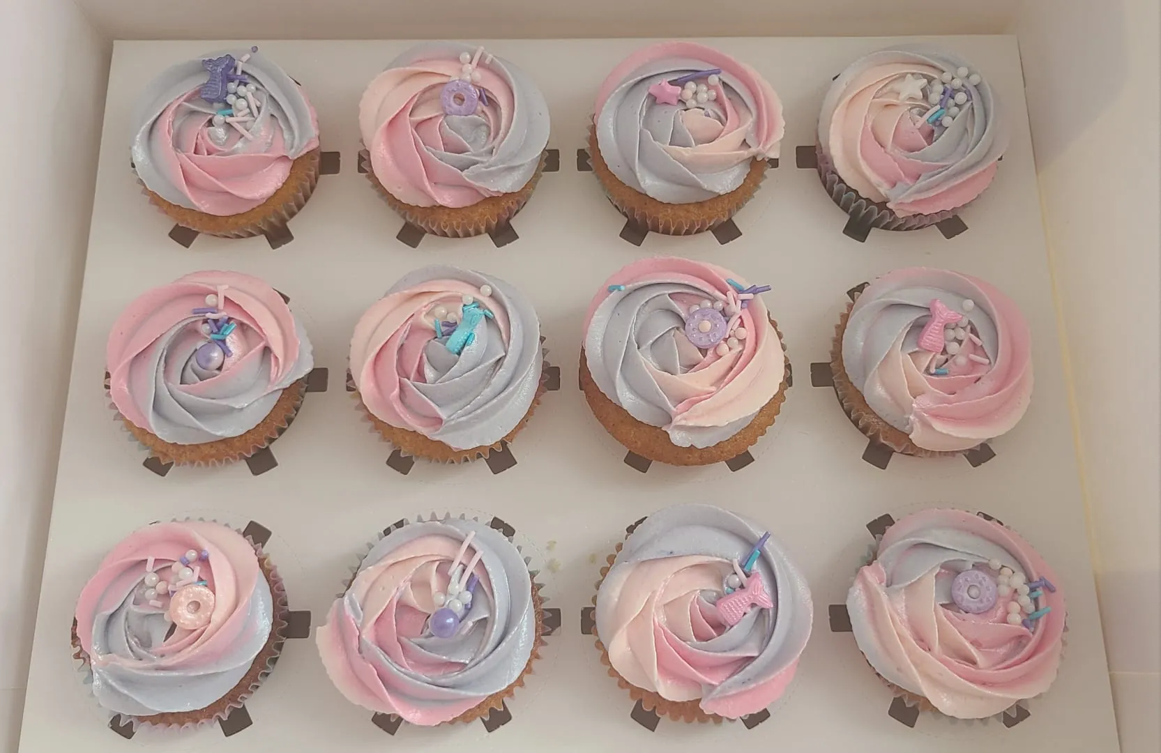 Cupcakes en spirale pastel rose, bleu et lavande