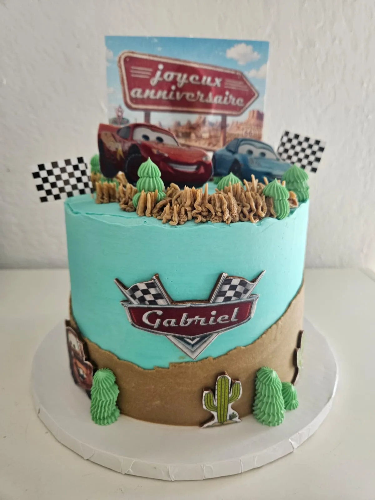 Layer cake turquoise thème Cars, drapeau à damier et voitures miniatures