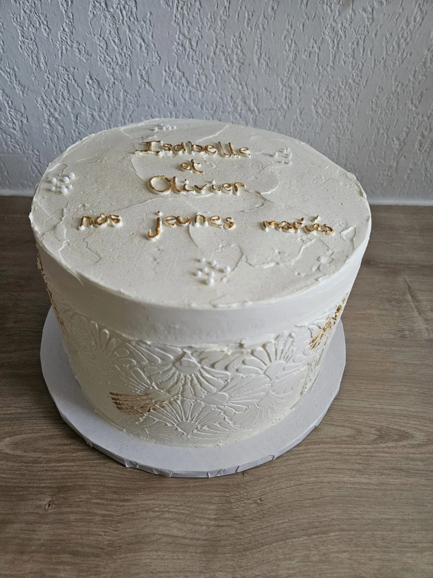 Layer cake blanc à motif dentelle et inscription dorée