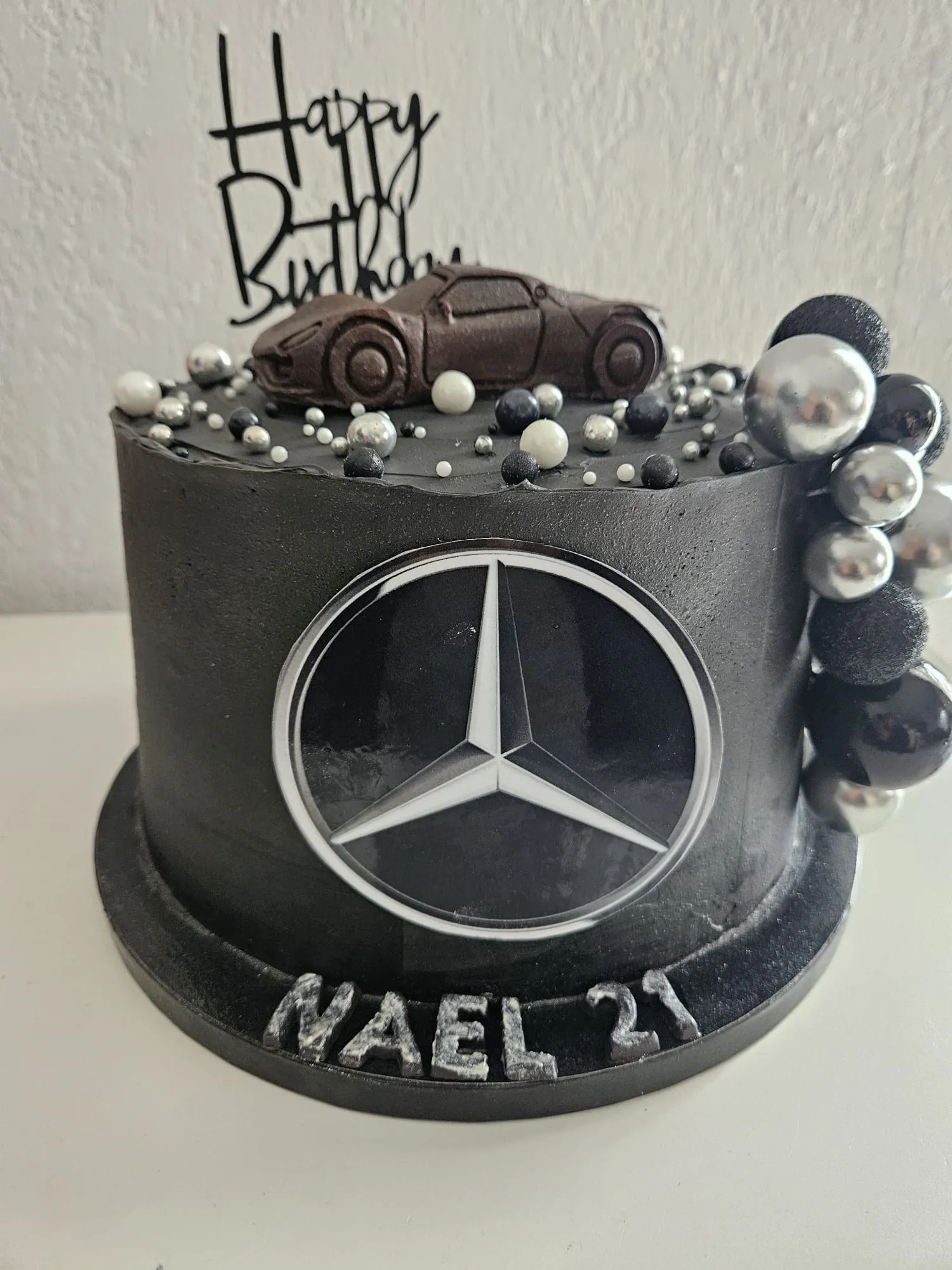 Layer cake noir thème Mercedes, perles argentées et figurine de voiture