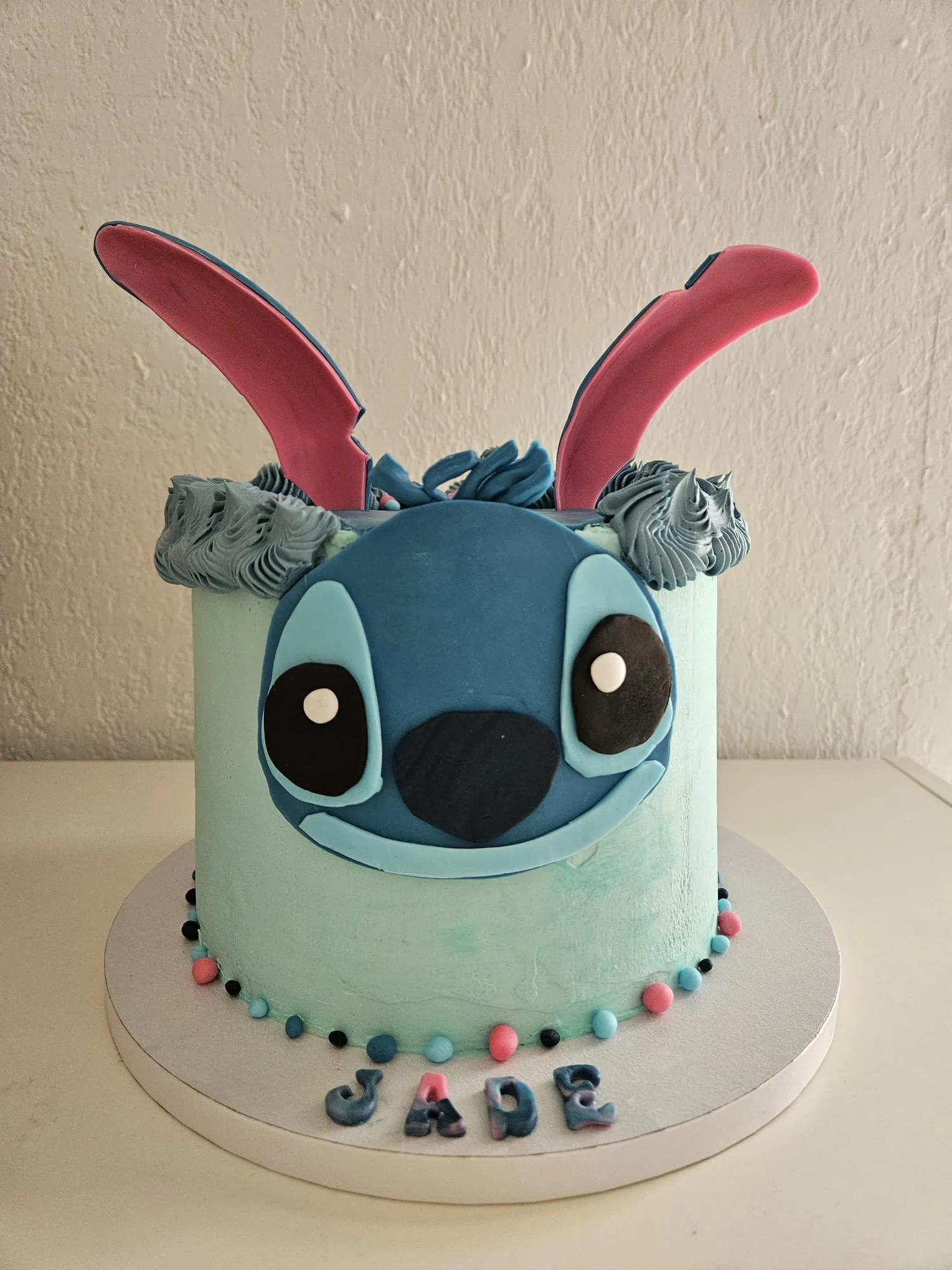 Layer cake bleu pastel en forme de Stitch aux grandes oreilles rouges