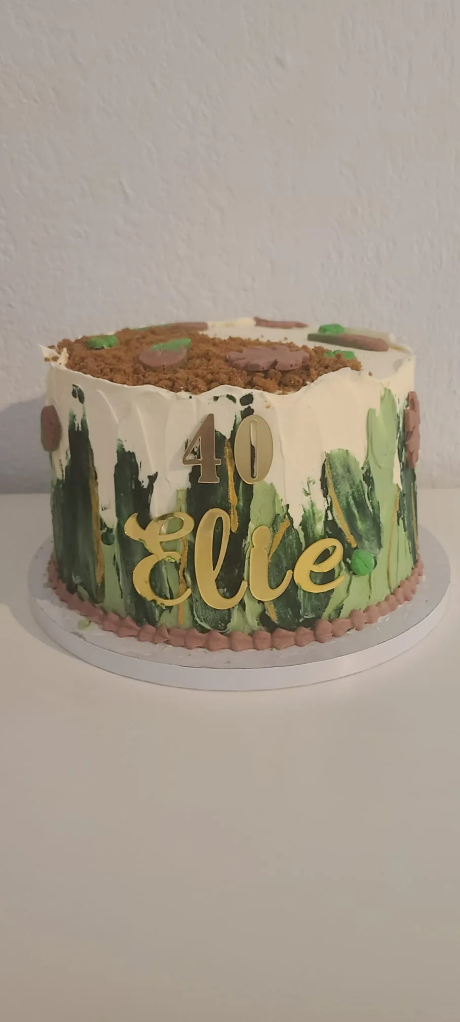 Layer cake effet terre avec feuilles vertes en pâte à sucre, inscription "40 Elle"