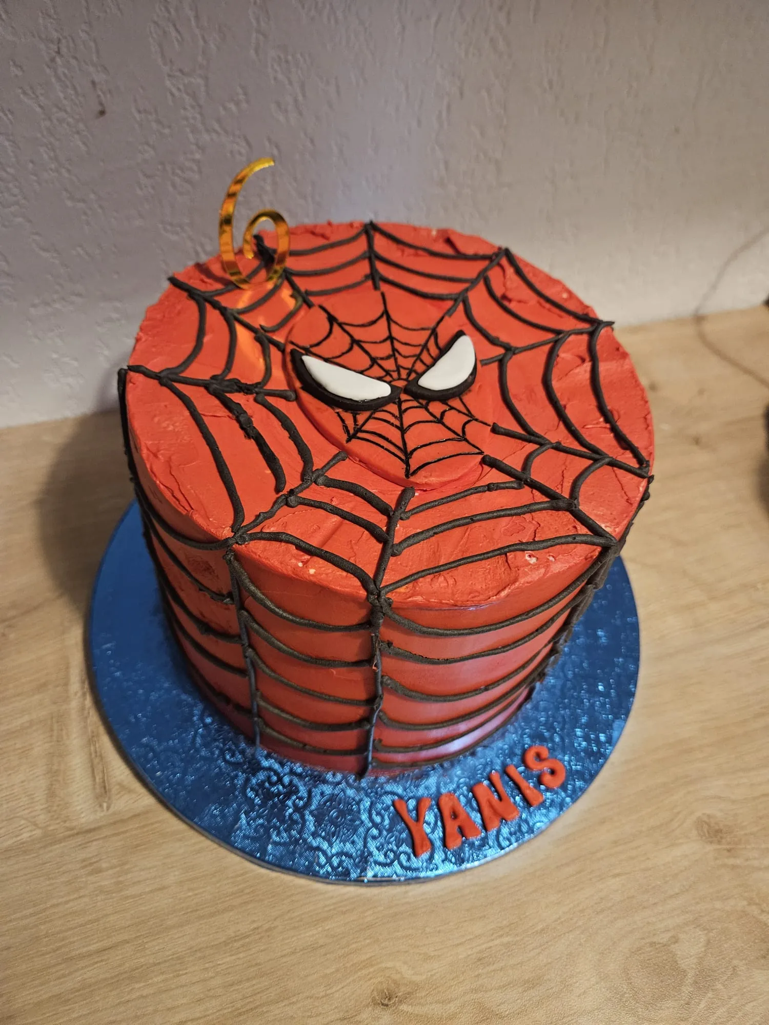 Layer cake thème Spider-Man, toile noire sur fond rouge
