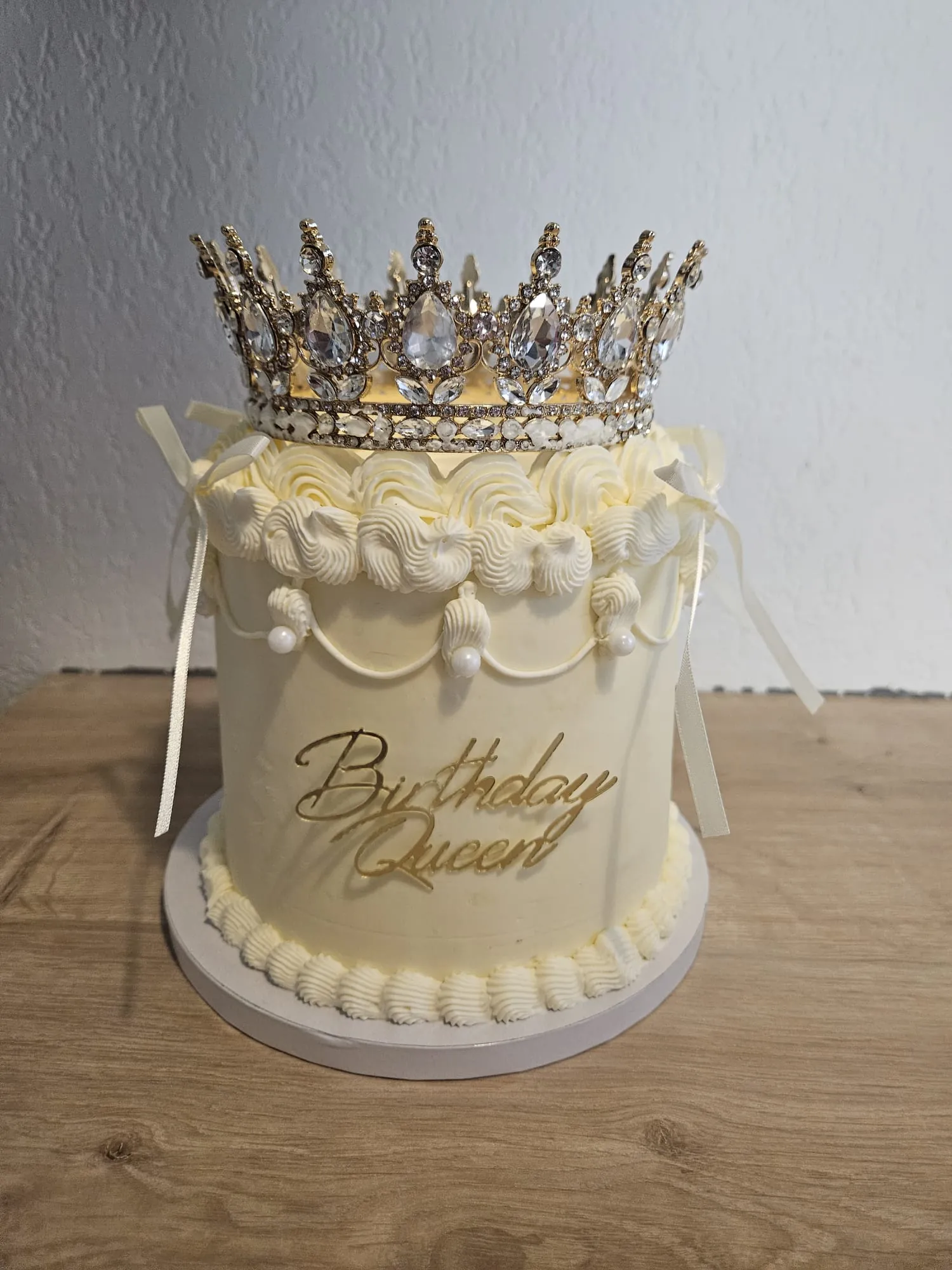 Layer cake ivoire à texture drapée, couronne argentée et inscription "Birthday Queen"