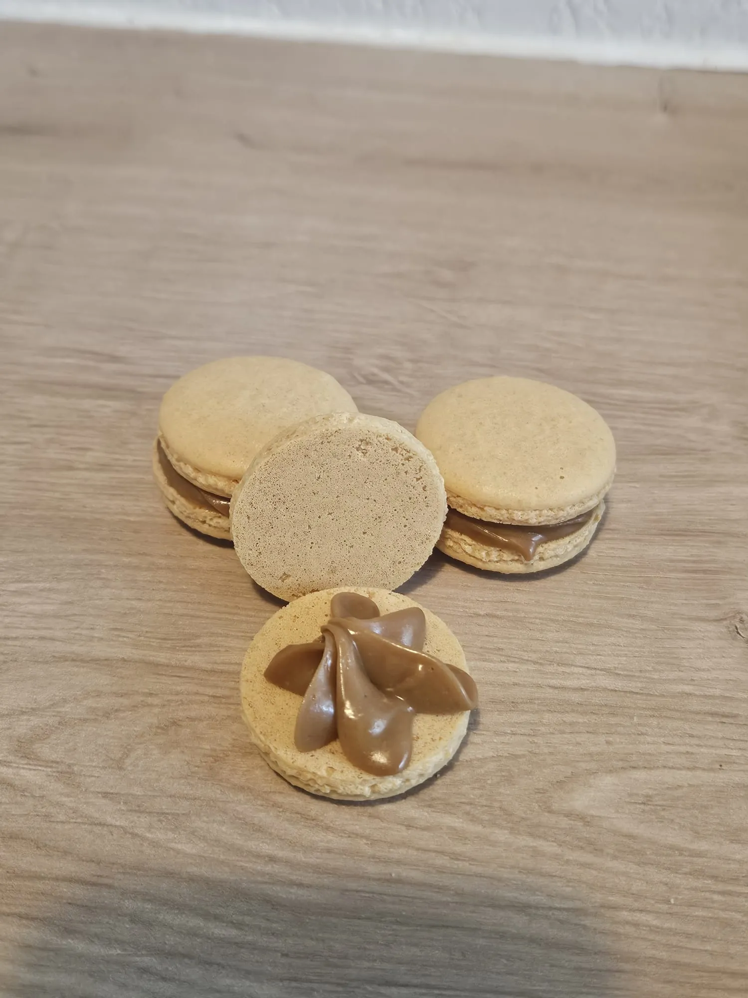 Macarons ivoire à ganache chocolat