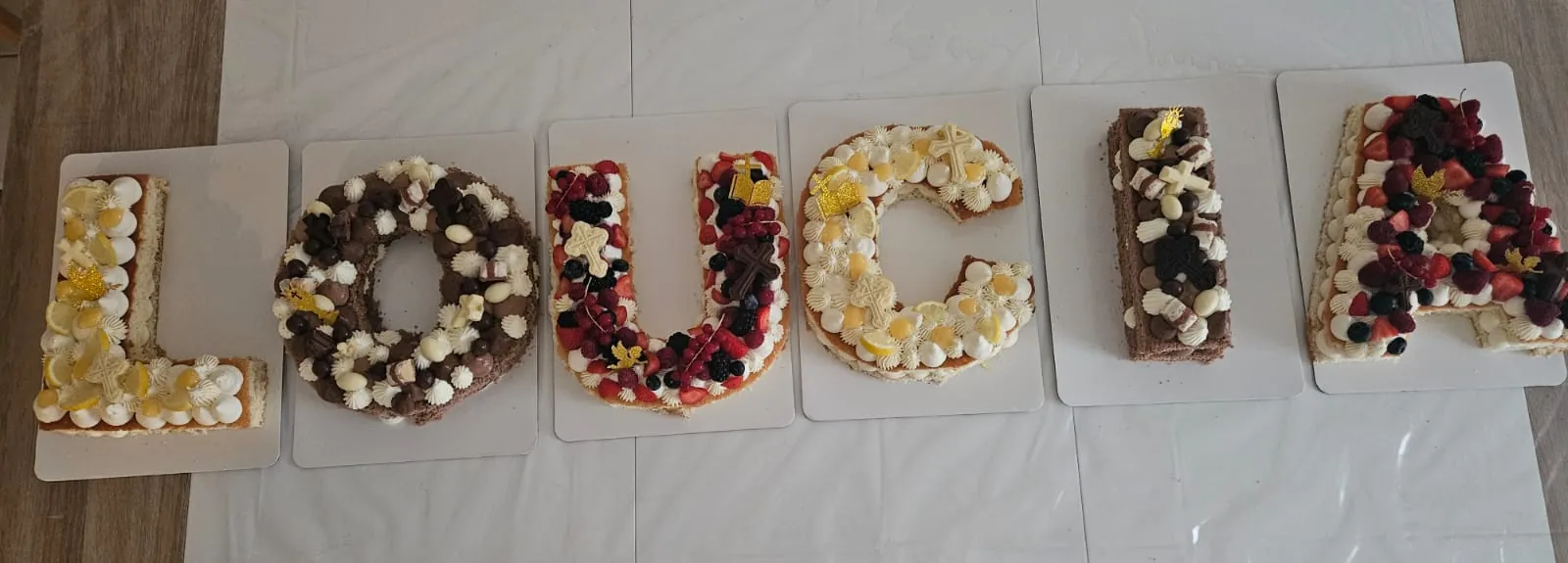 Number & letter cake "UC" à la crème, fruits rouges et feuille d'or