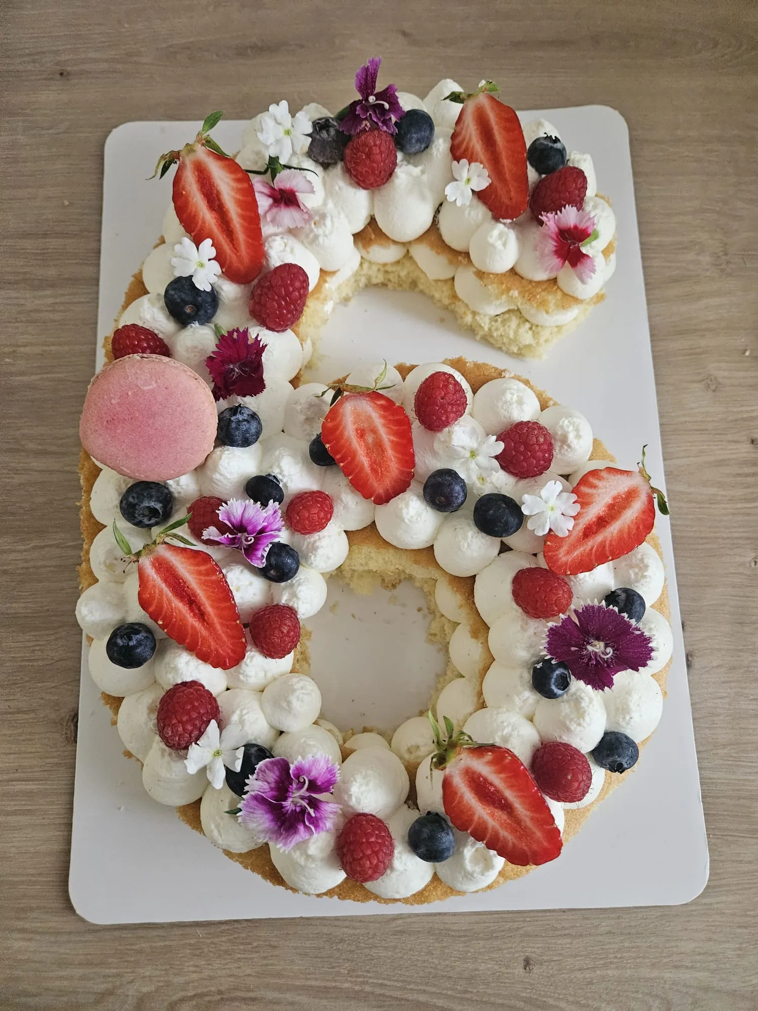 Number cake "6" à la crème, fraises, myrtilles et fleurs comestibles