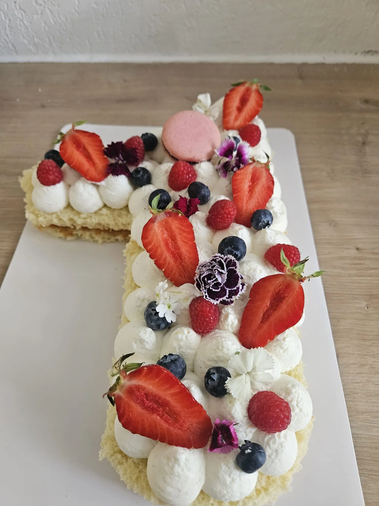 Number cake "7" à la crème, fraises et fleurs comestibles