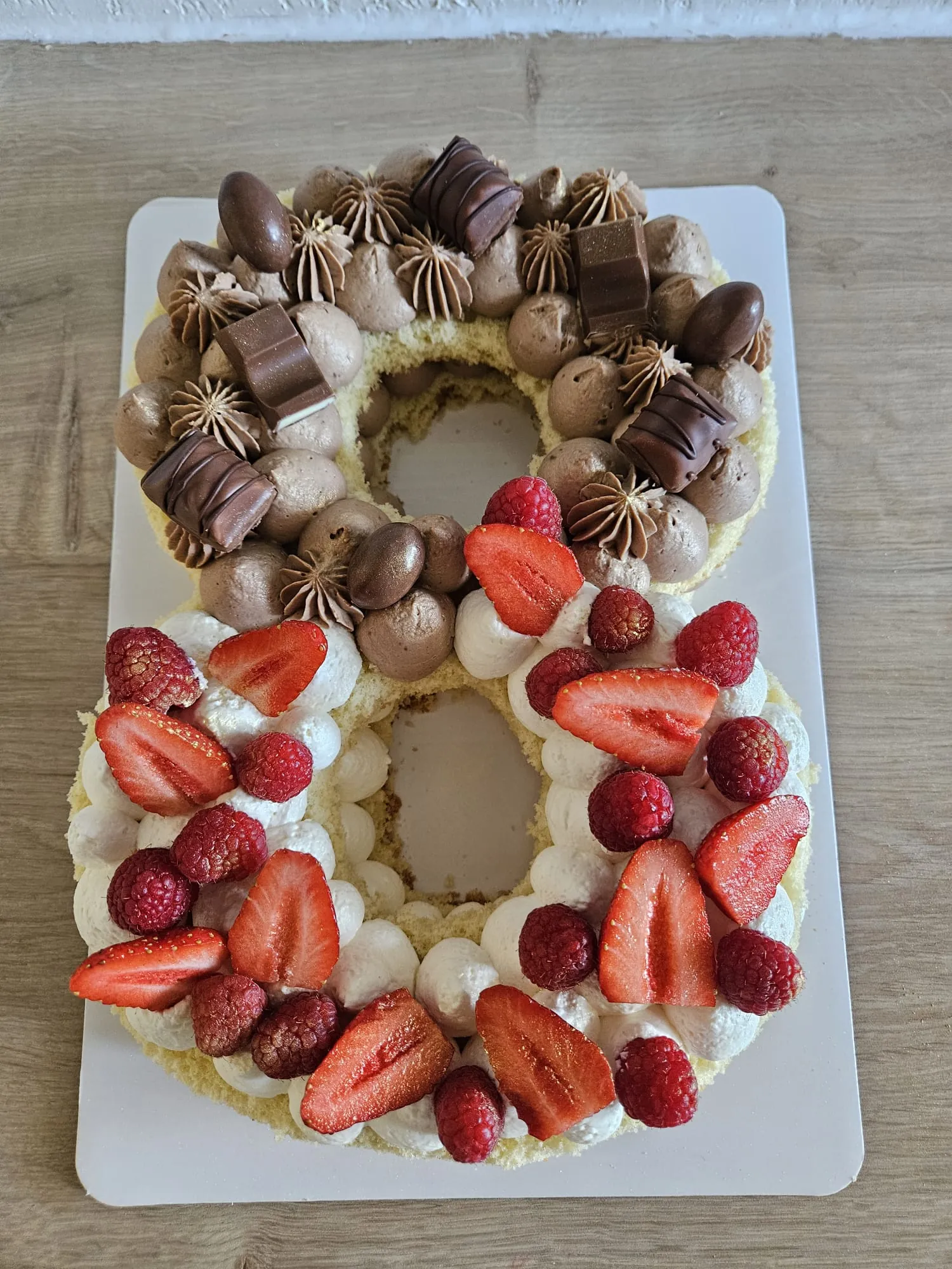 Number cake "8" au chocolat, pralines et fraises