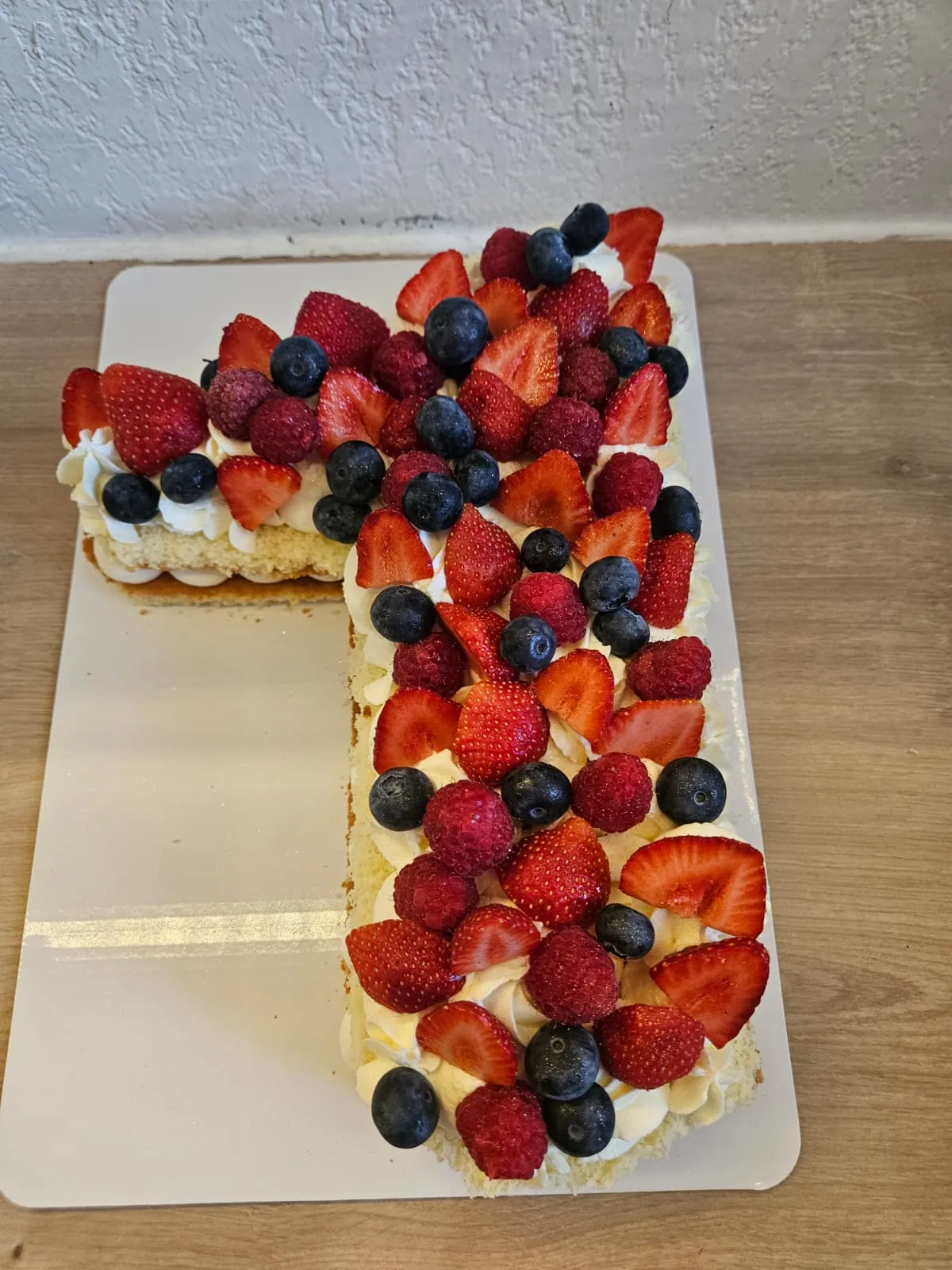 Letter cake "L" à la crème, fraises et myrtilles