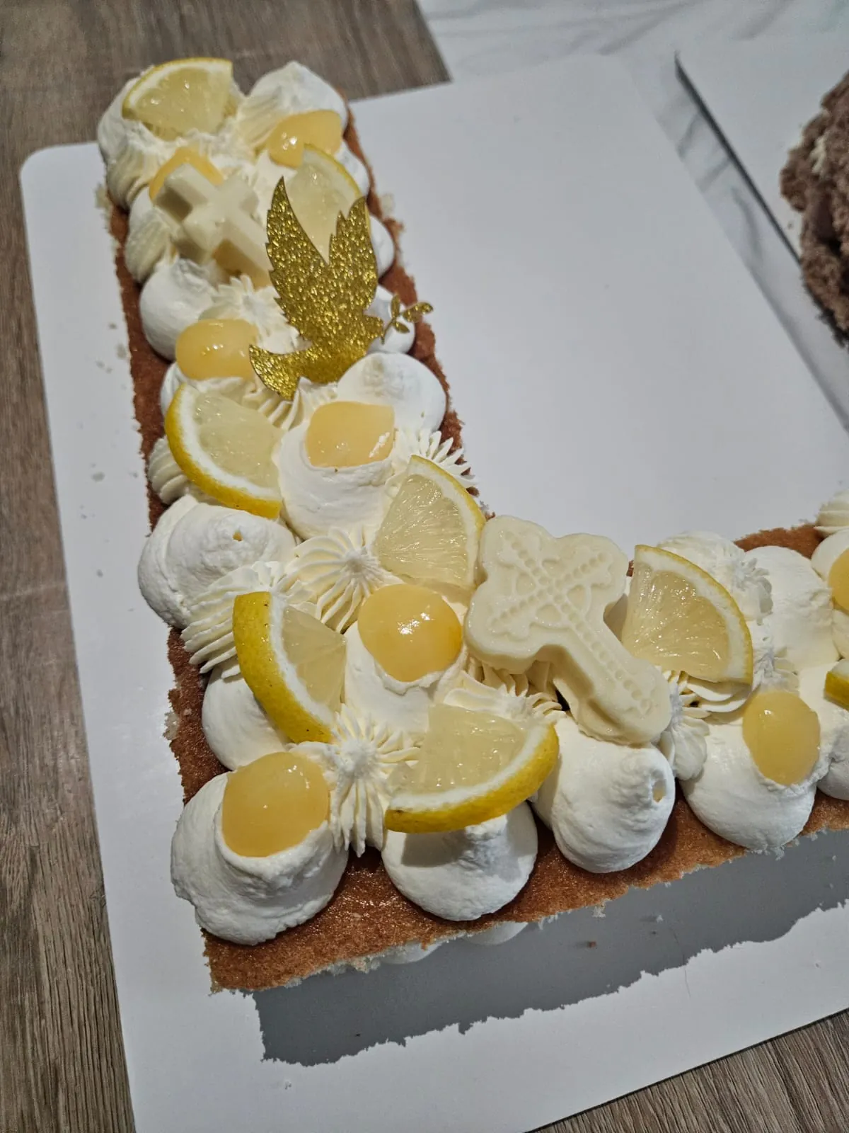 Letter cake "L" à la crème, tranches de citron et meringues
