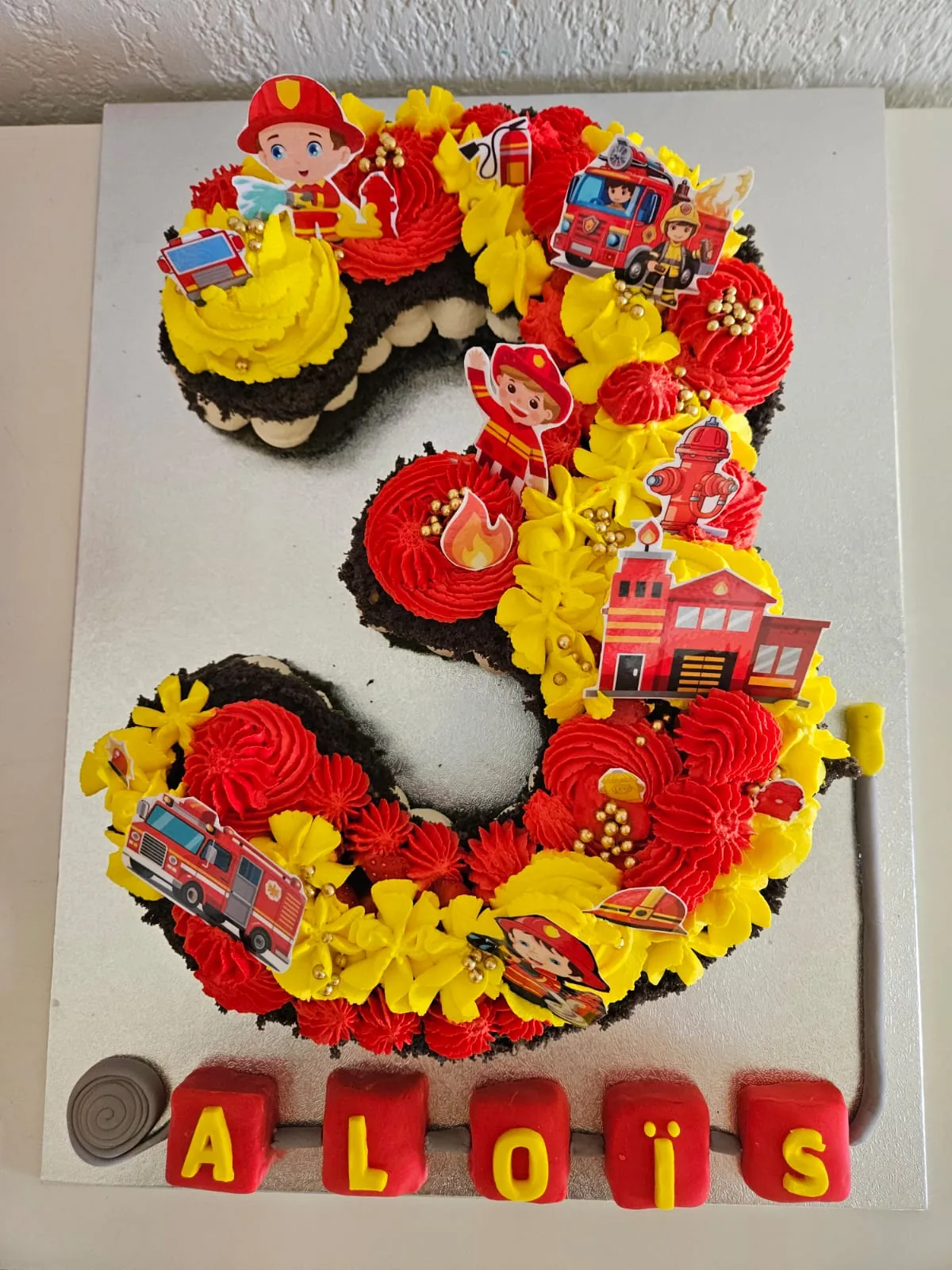 Number cake "3" thème pompiers, fleurs rouges et jaunes