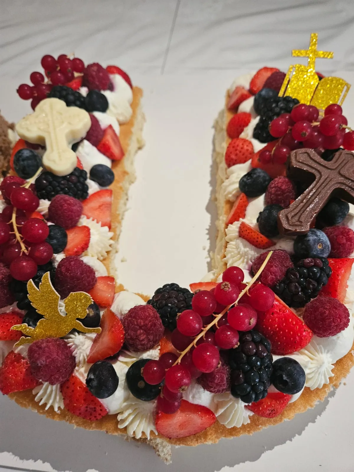 Letter cake "U" à la crème, fruits rouges et décor chocolat