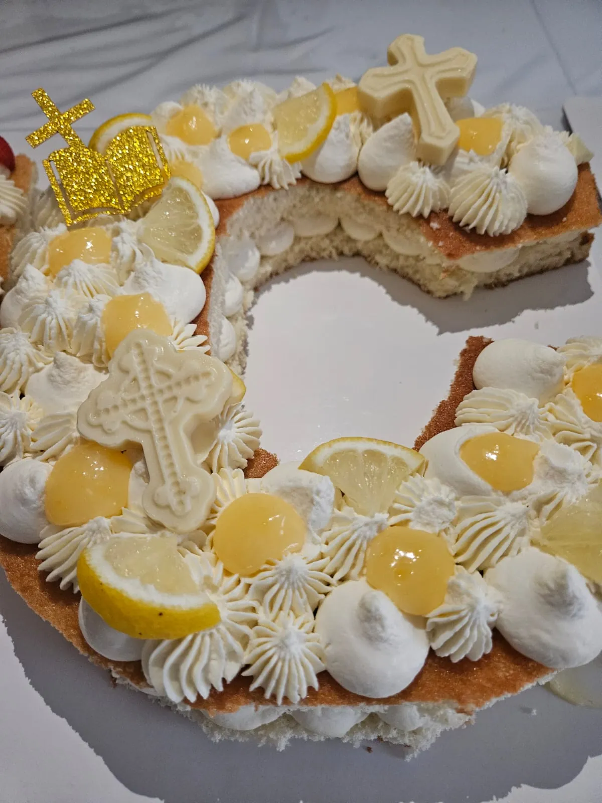 Letter cake "C" à la crème, citron, meringues et couronne dorée