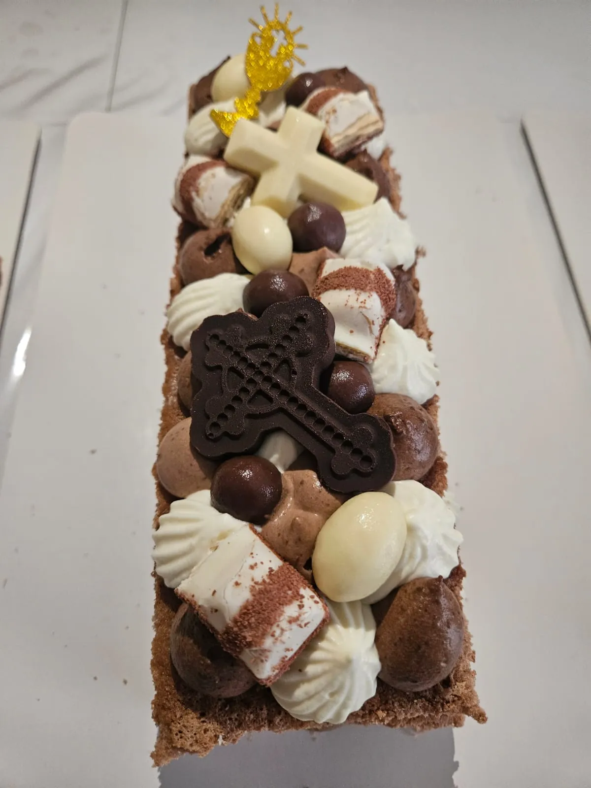Letter cake "T" au chocolat, croix en chocolat blanc et meringues