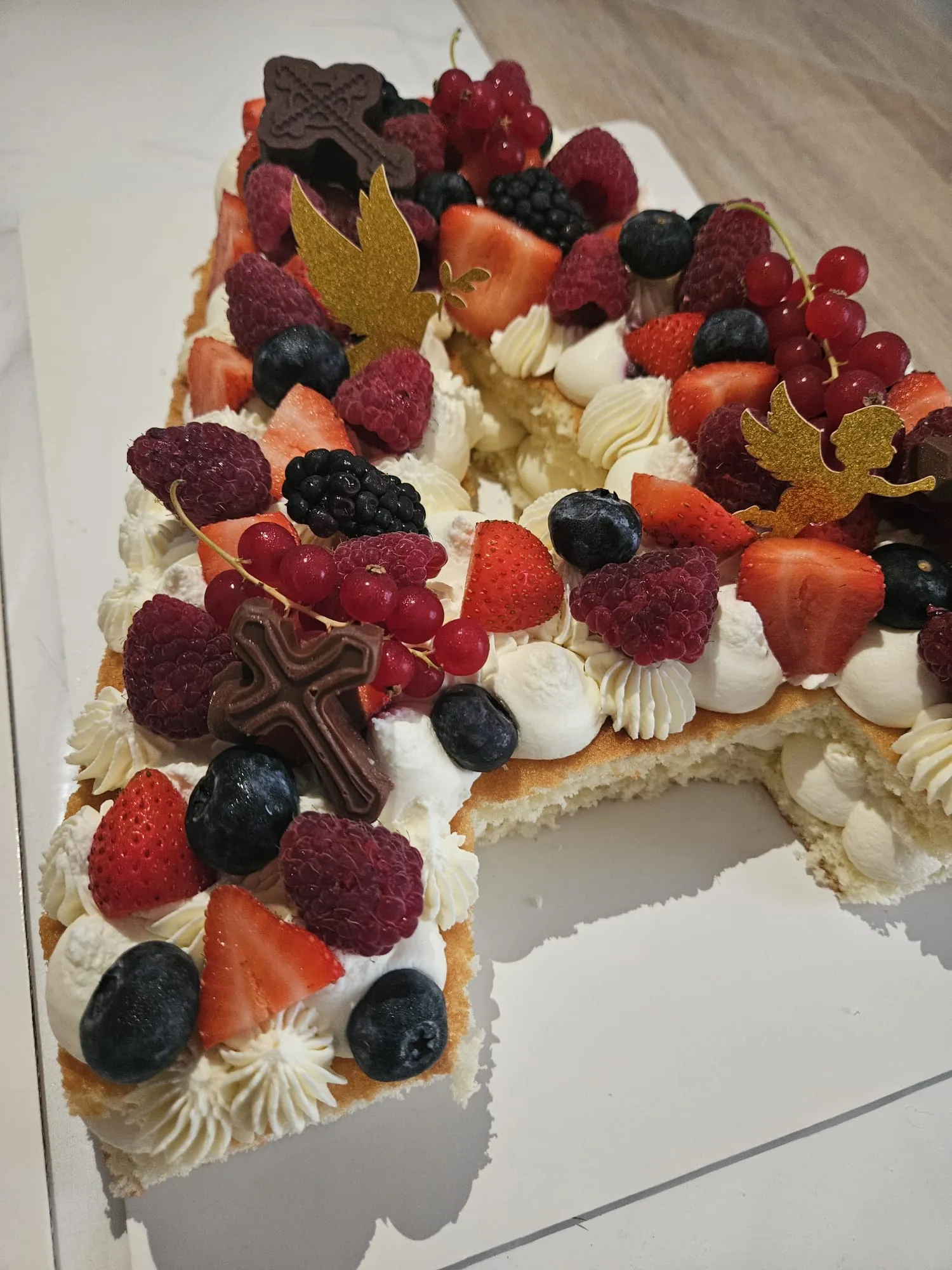 Letter cake "A" à la crème, fruits rouges et décor doré