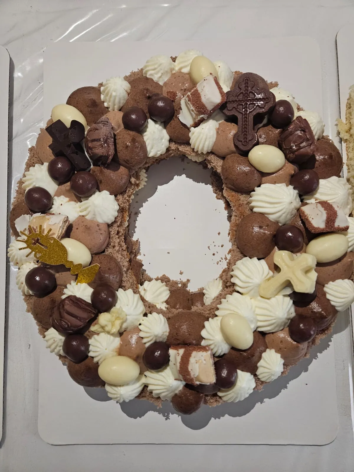Number cake au chocolat, pralines et décor en croix