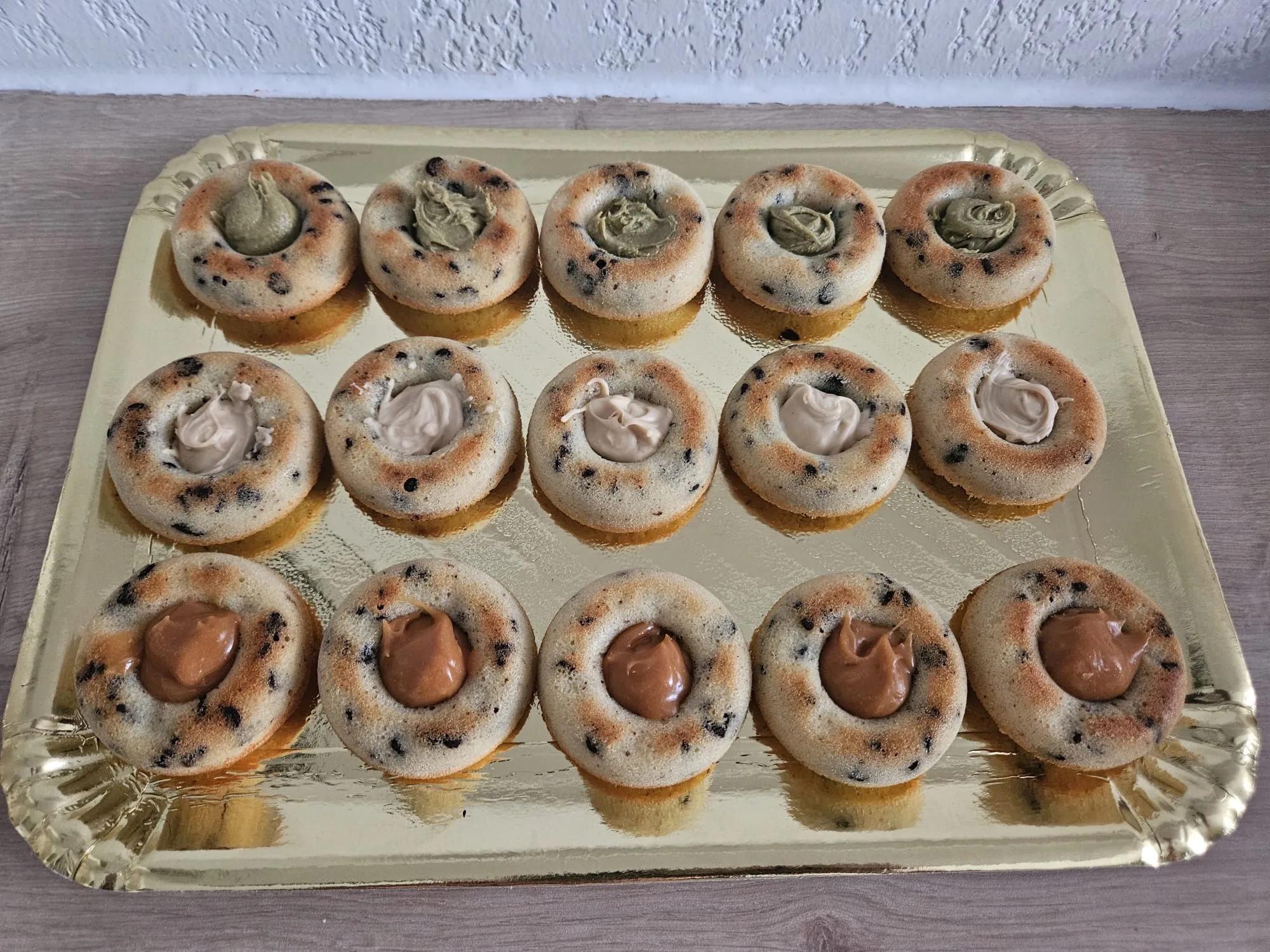 Plateau doré de mini brioches fourrées pistache et chocolat