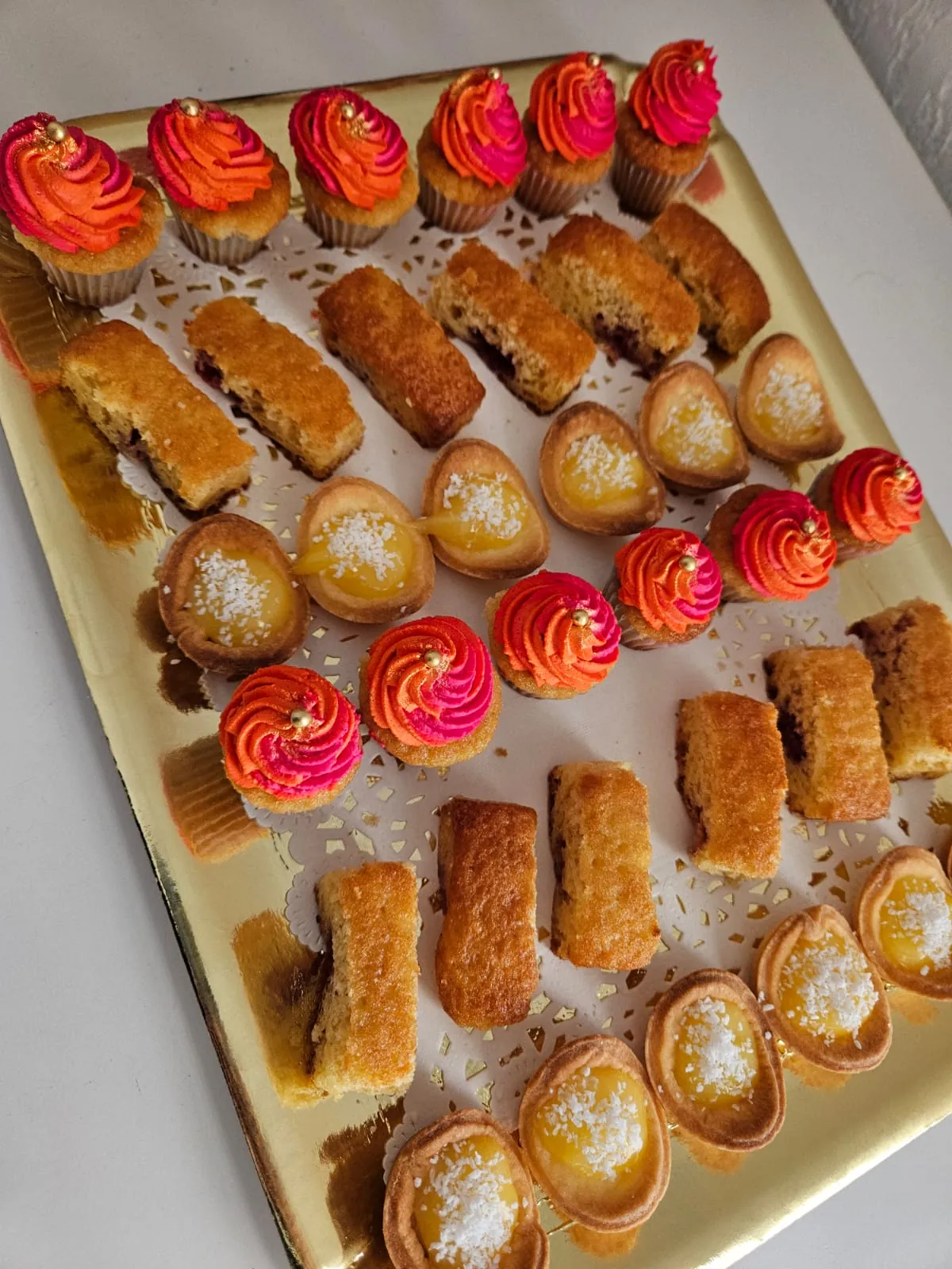 Plateau de mignardises variées : mini éclairs, choux roses, sablés