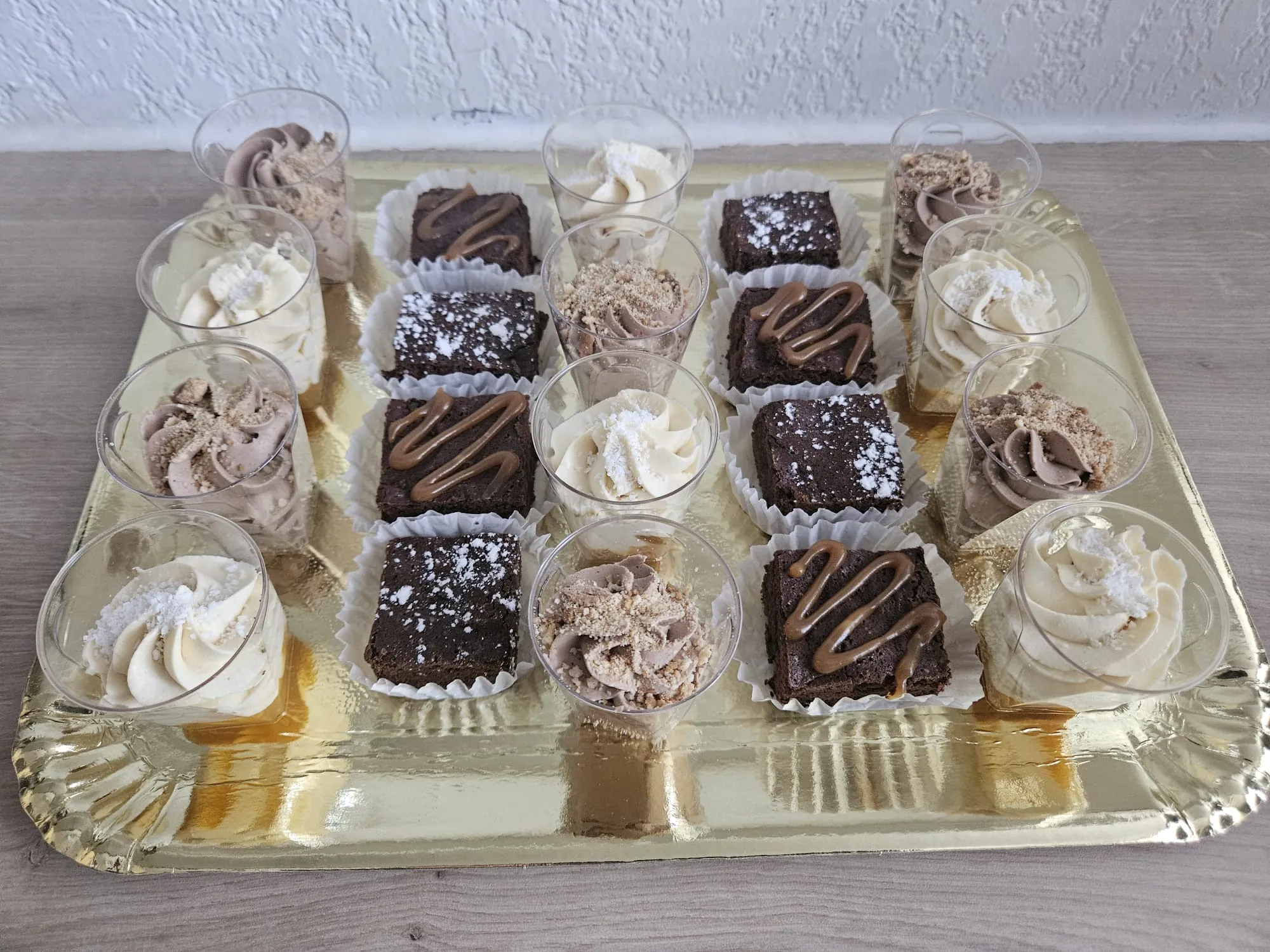Plateau doré de mini gâteaux et verrines chocolat