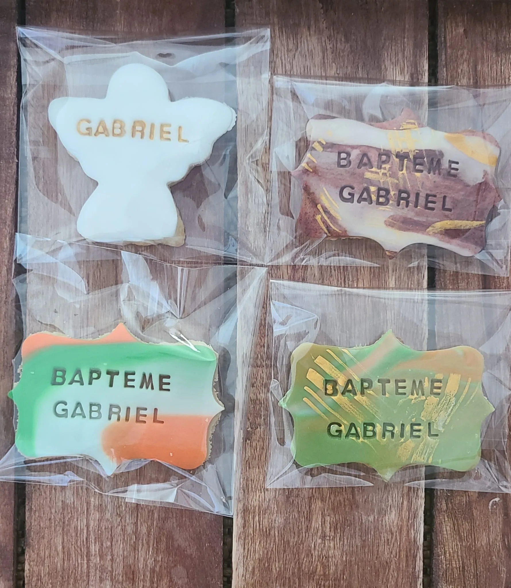 Sablés décorés emballés individuellement pour un baptême, prénom Gabriel
