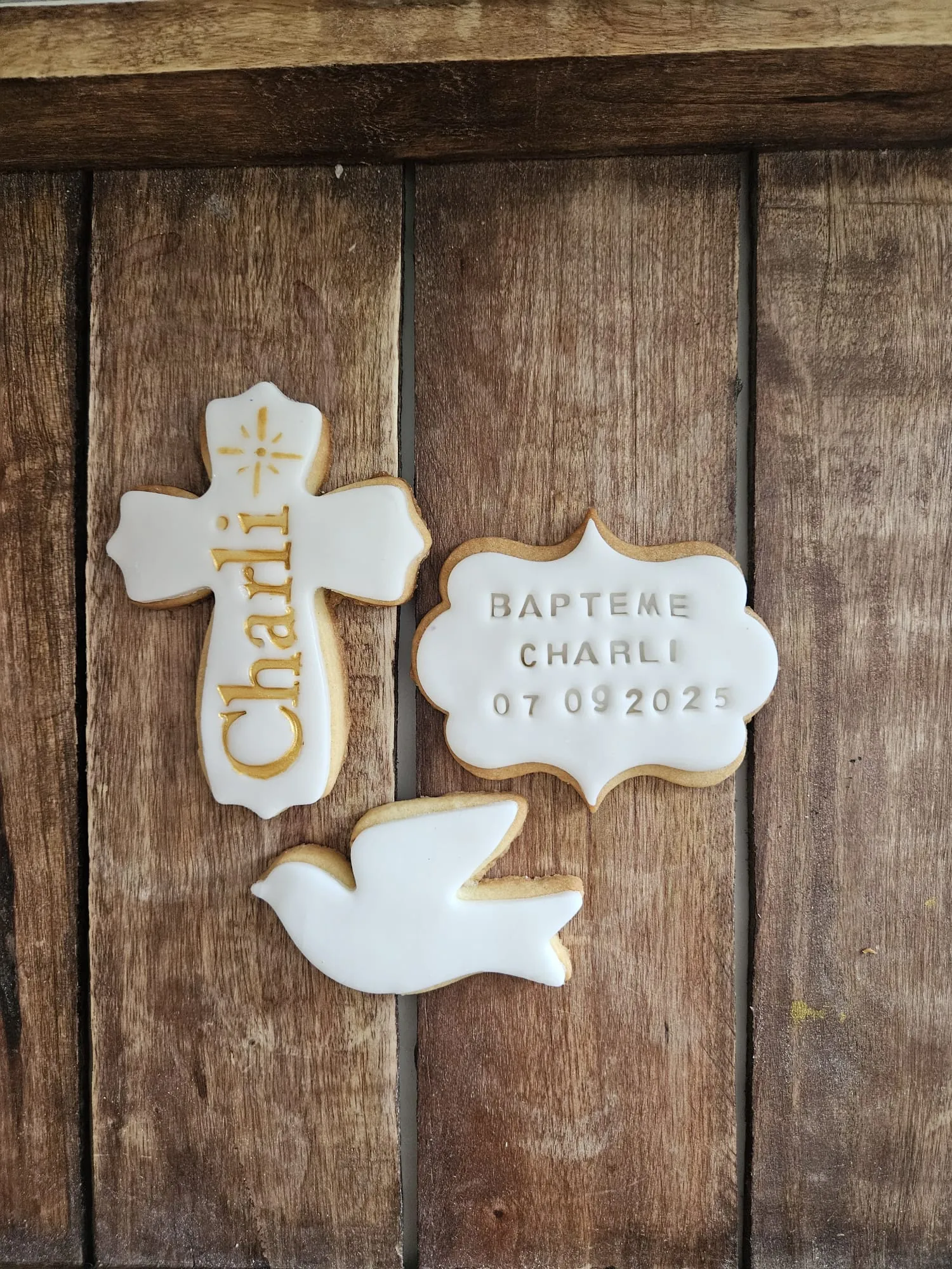 Sablés en forme de croix et de colombe pour un baptême