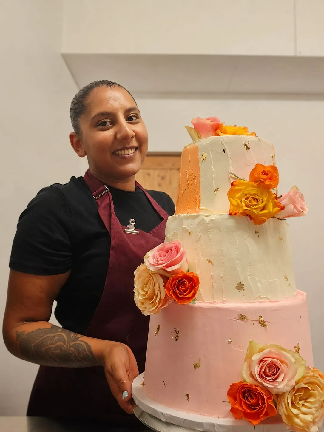 Sarah, pâtissière des Délices de Sassoux, avec son premier wedding cake